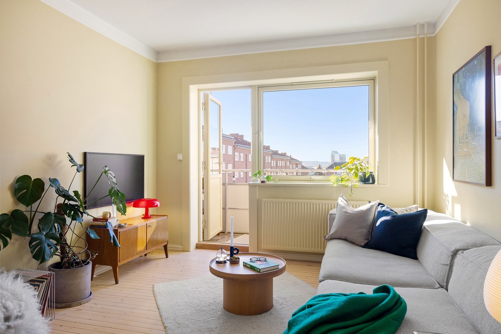 Store vindusflater og balkongdør gir godt innslipp av naturlig lys. Galleribilde