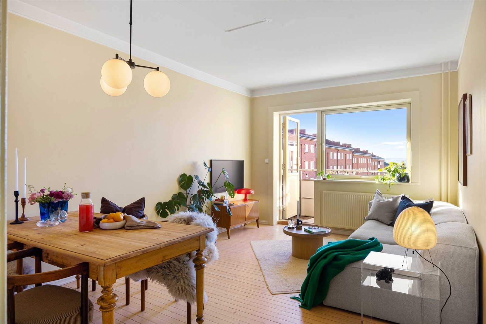 En meget pen, innbydende og gjennomgående 2-roms med god intern beliggenhet i borettslaget. Galleribilde