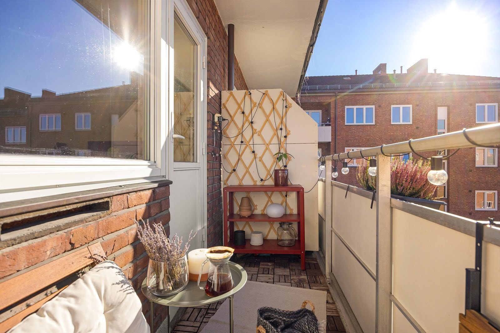 Fra stuen er det utgang til en sørvestvendt balkong på ca. 4 kvm. Selger opplyser at på sommerstid er det sol på balkongen fra 11:30-19:30. Galleribilde