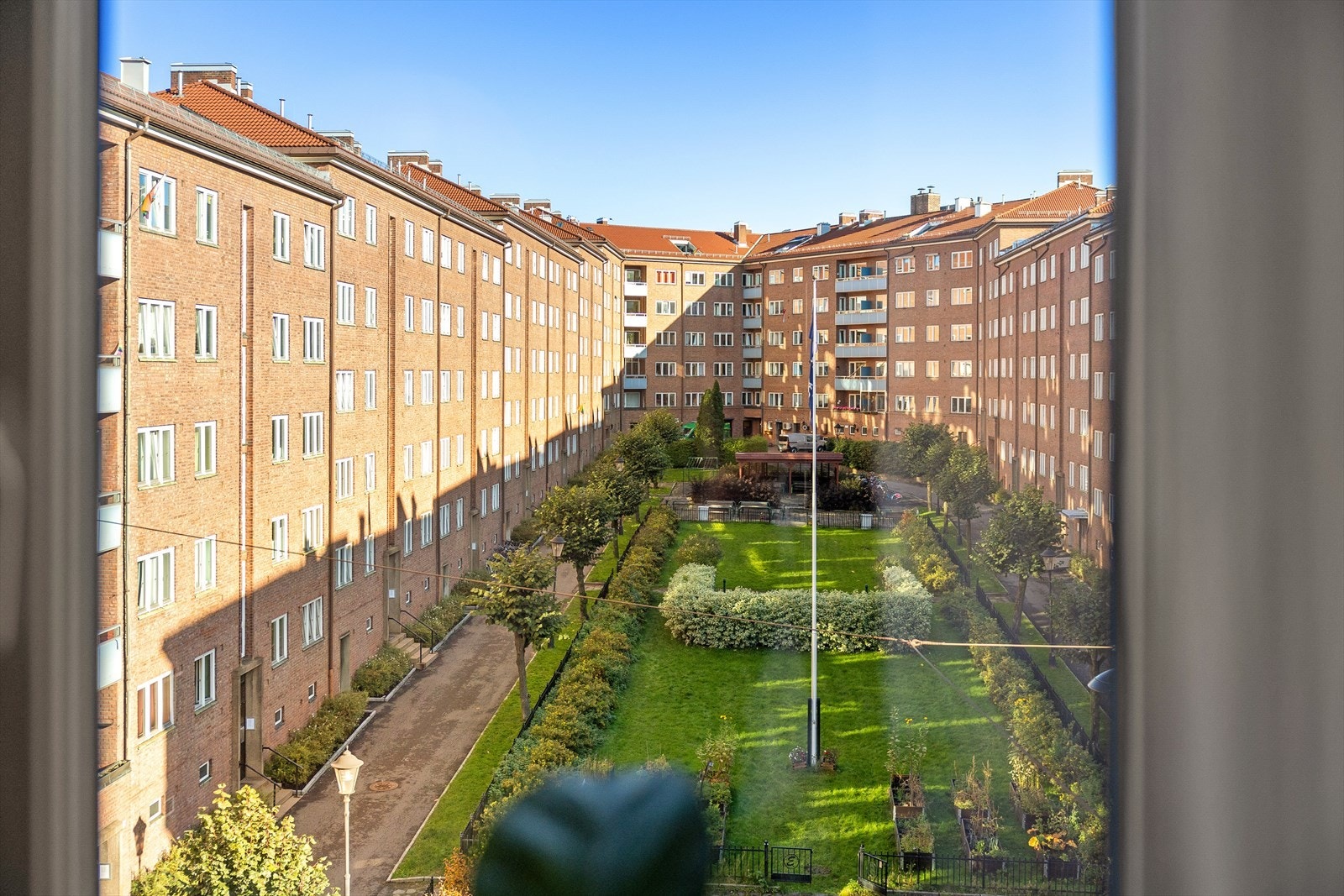 Rommet vender mot rolig bakgård. Galleribilde