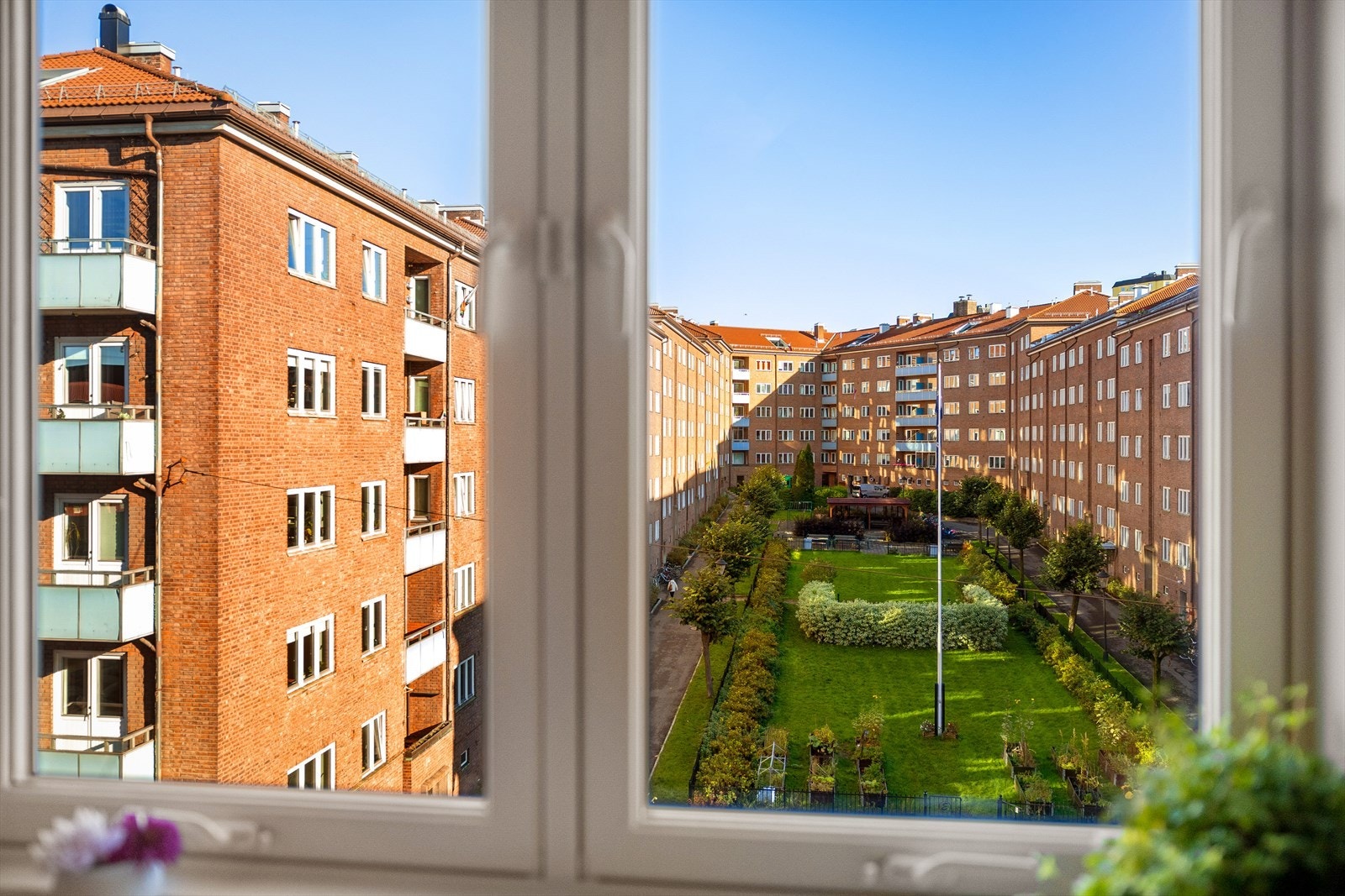 Grønt og fint utsyn mot Engelsborg borettslag sin bakgård. Galleribilde