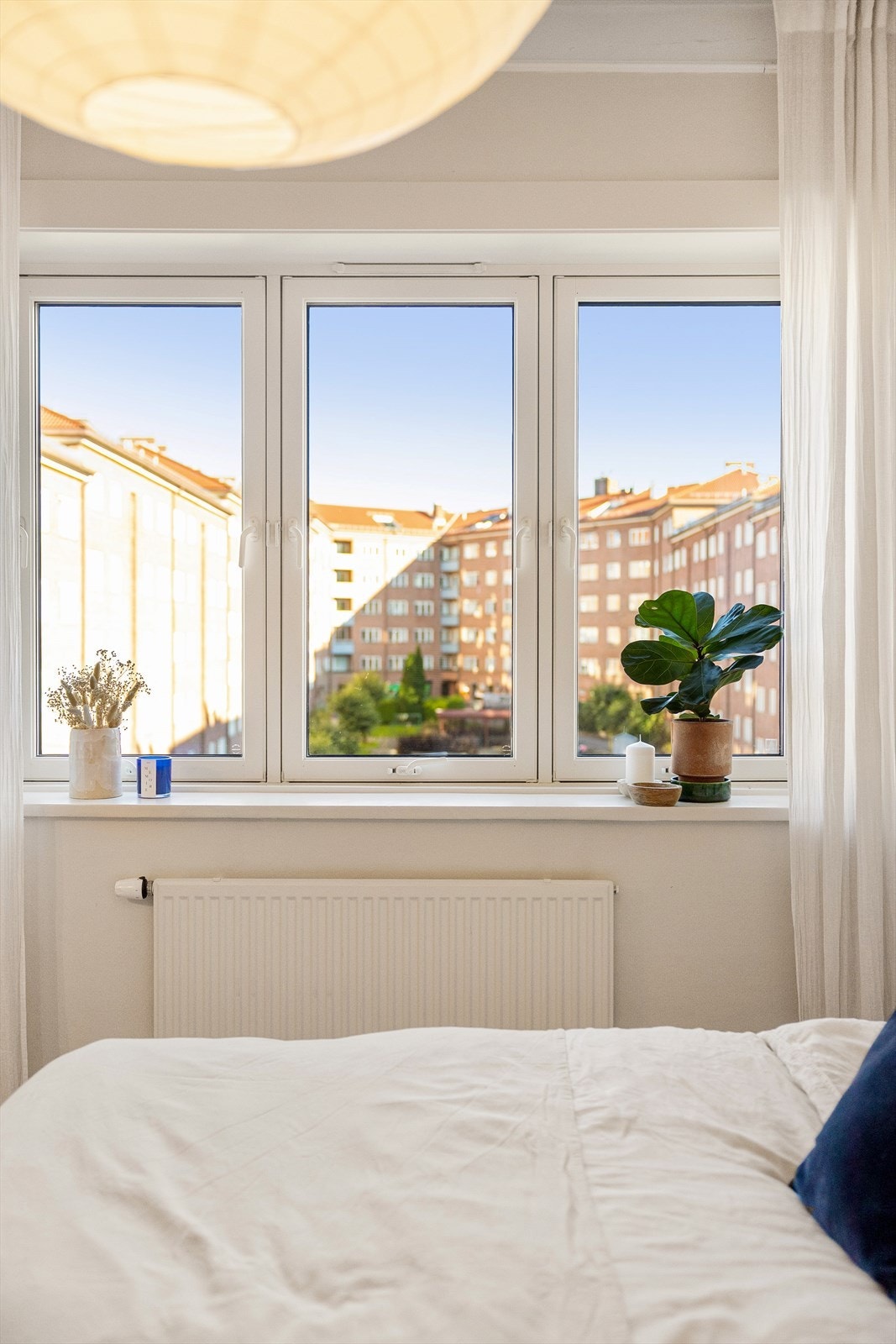 Soverommet har store vindusflater som sikrer godt med lys og luft. Galleribilde