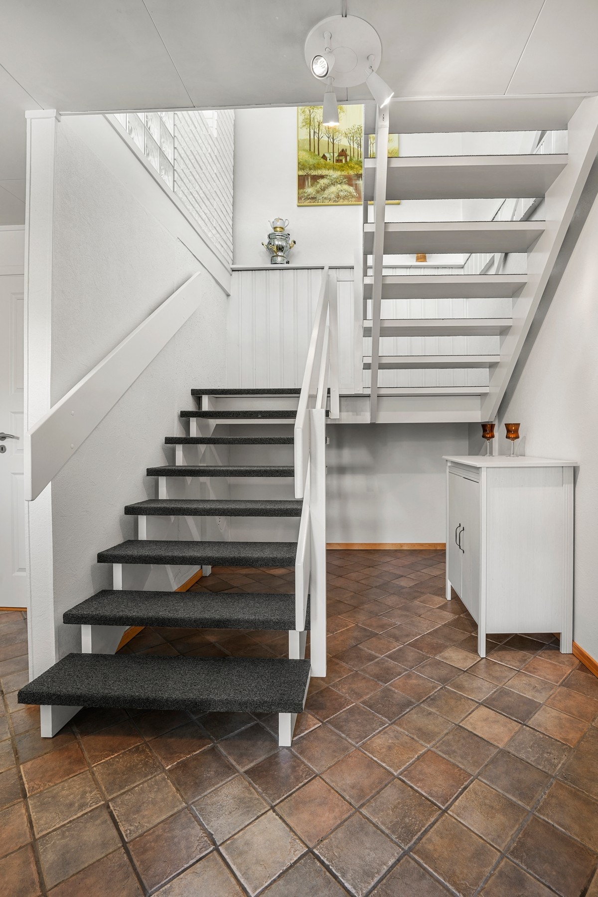 Gang med trapp opp til første etasje. Galleribilde