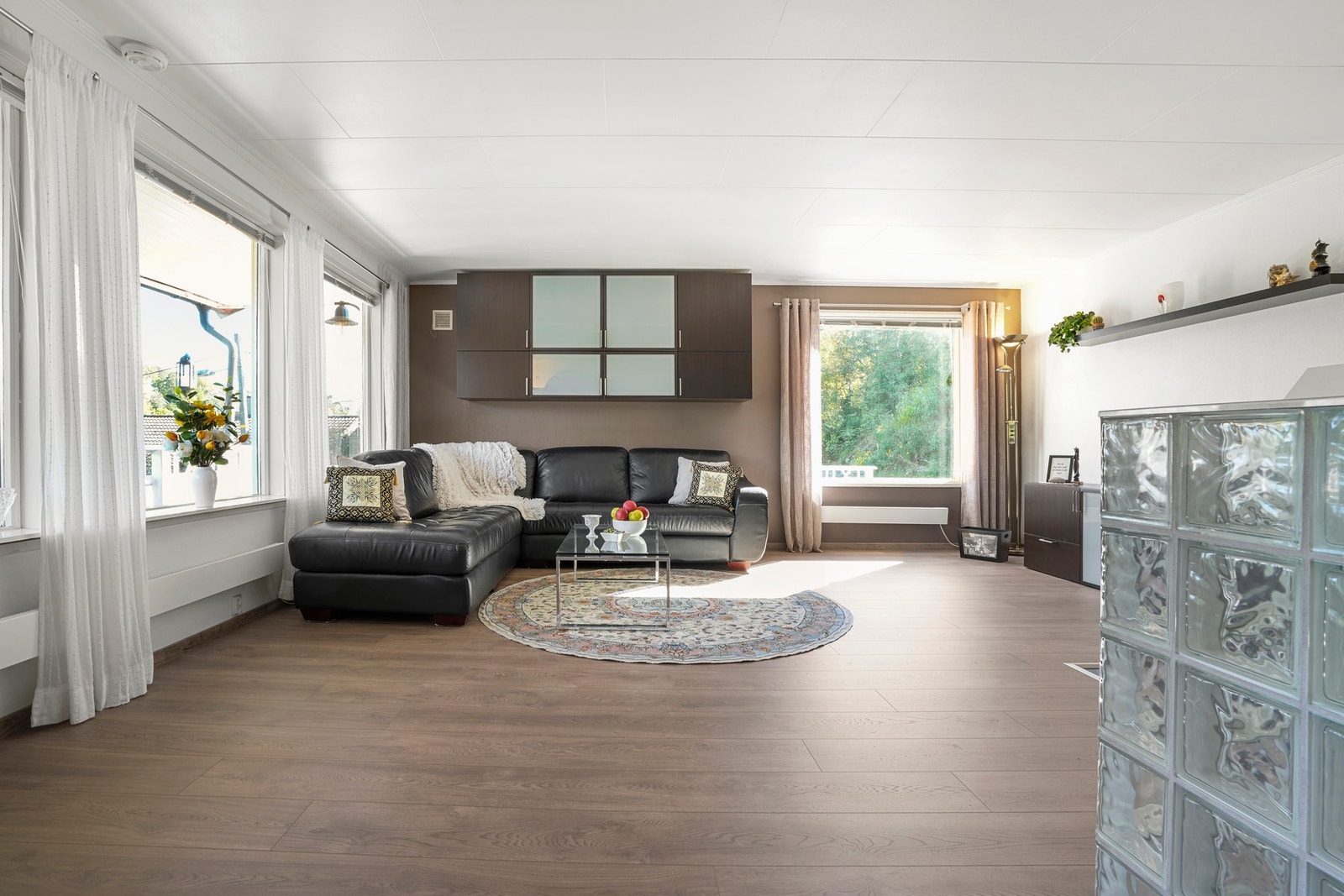 Stor åpen stue med utgang til balkong/terrasse. Galleribilde