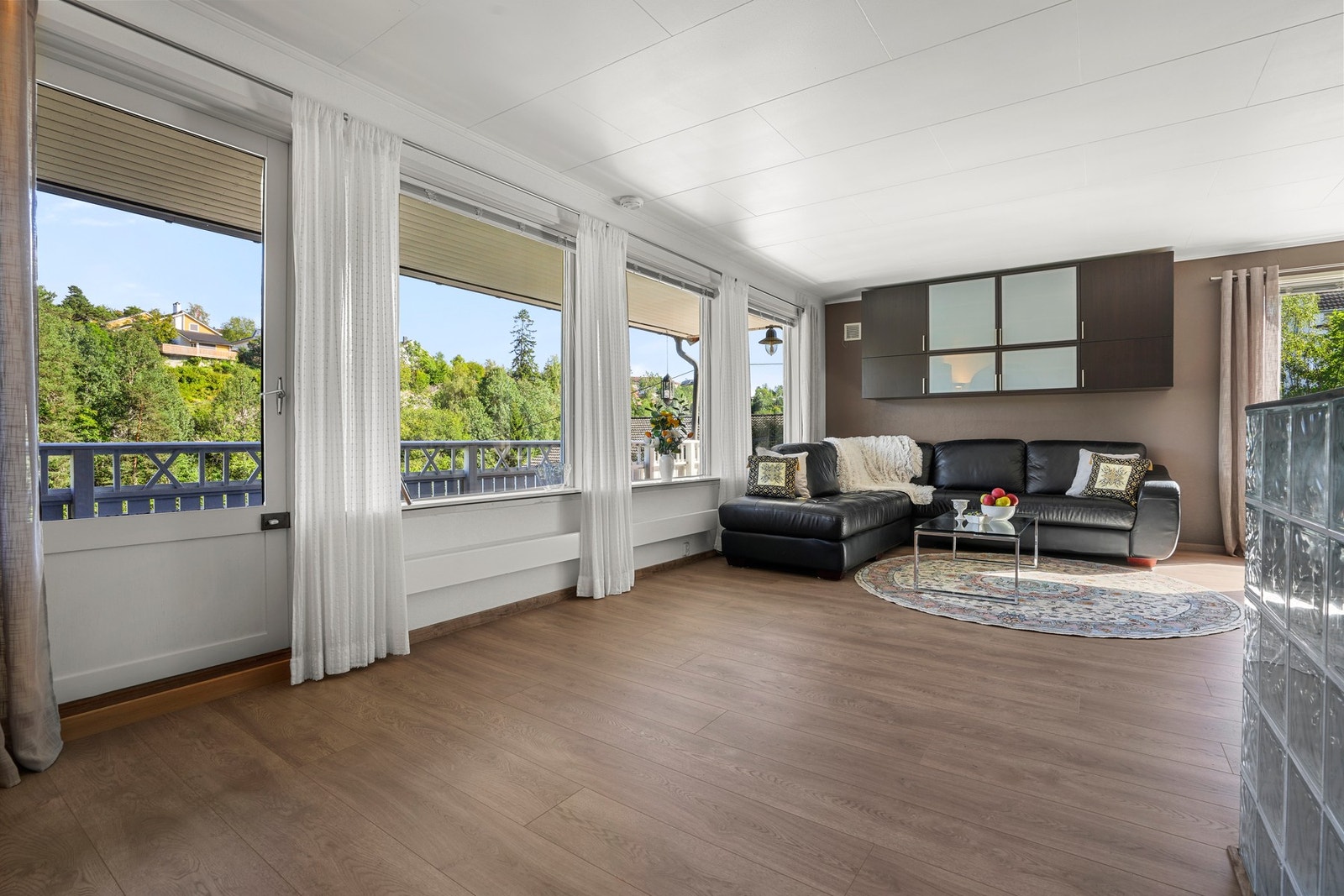 Store vinduer som gir godt med naturlig lys. Galleribilde