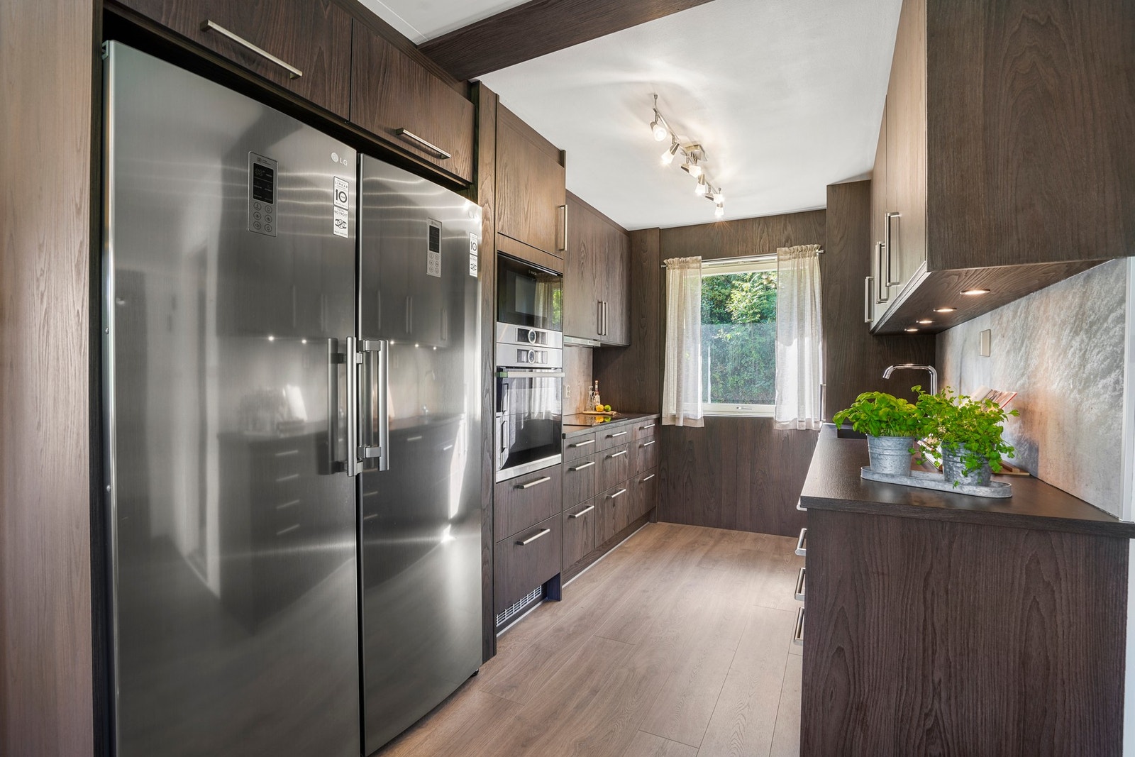 Åpen løsning mellom spisestue og kjøkken. Galleribilde