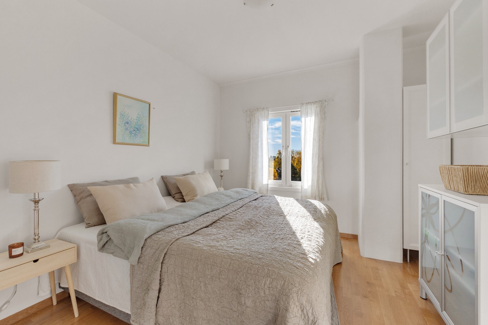 Rommet er kledd i lyse, delikate farger. Galleribilde