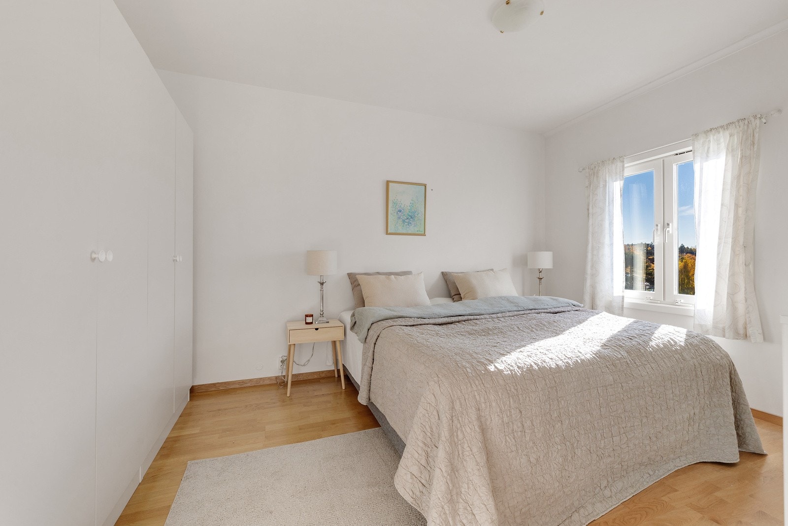 Leiligheten's soverom er av god størrelse med plass til dobbeltseng og nattbord. Galleribilde