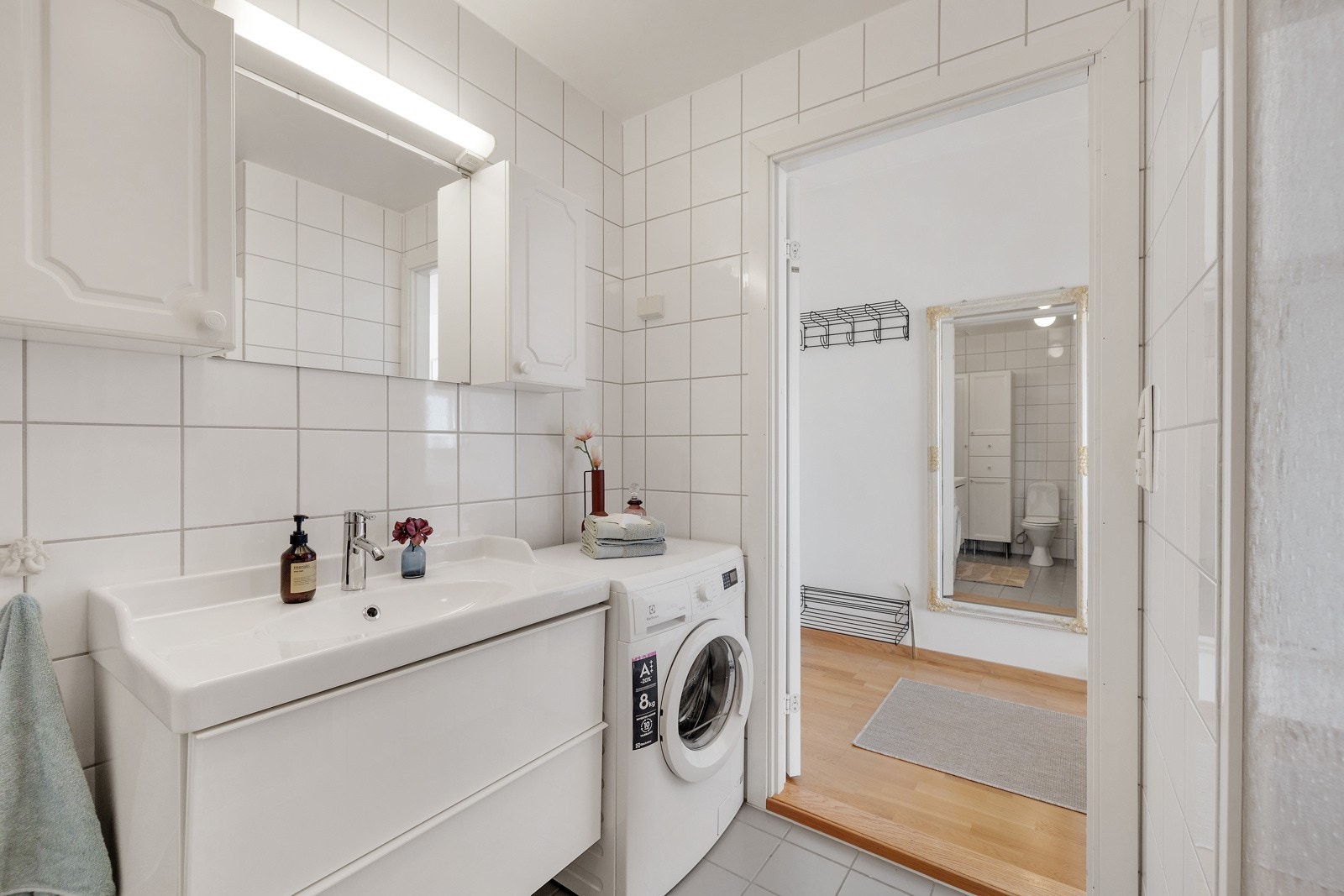 Det er opplegg for vaskemaskin på badet. Galleribilde