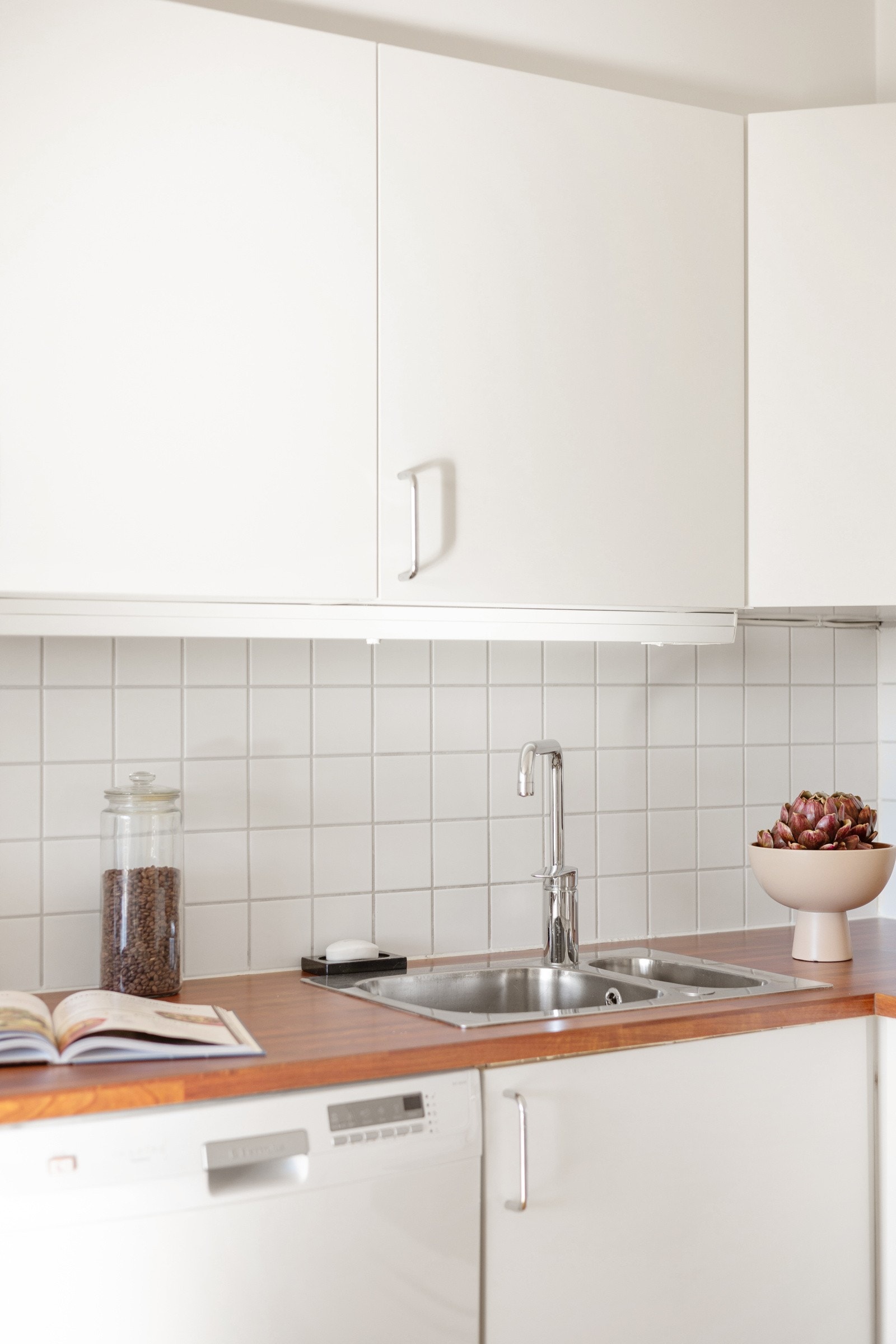 Kjøkkenet er utstyrt med nedsenket oppvaskkum av metall med ett-greps armatur. Galleribilde