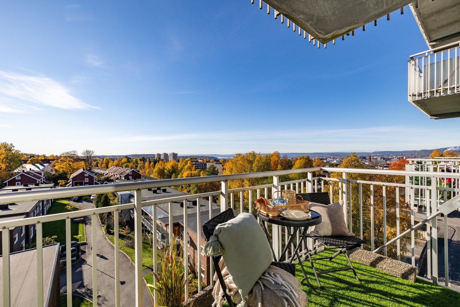 Fra stue/kjøkken er det utgang til flott sydvest-vendt balkong på 7 kvm. Galleribilde