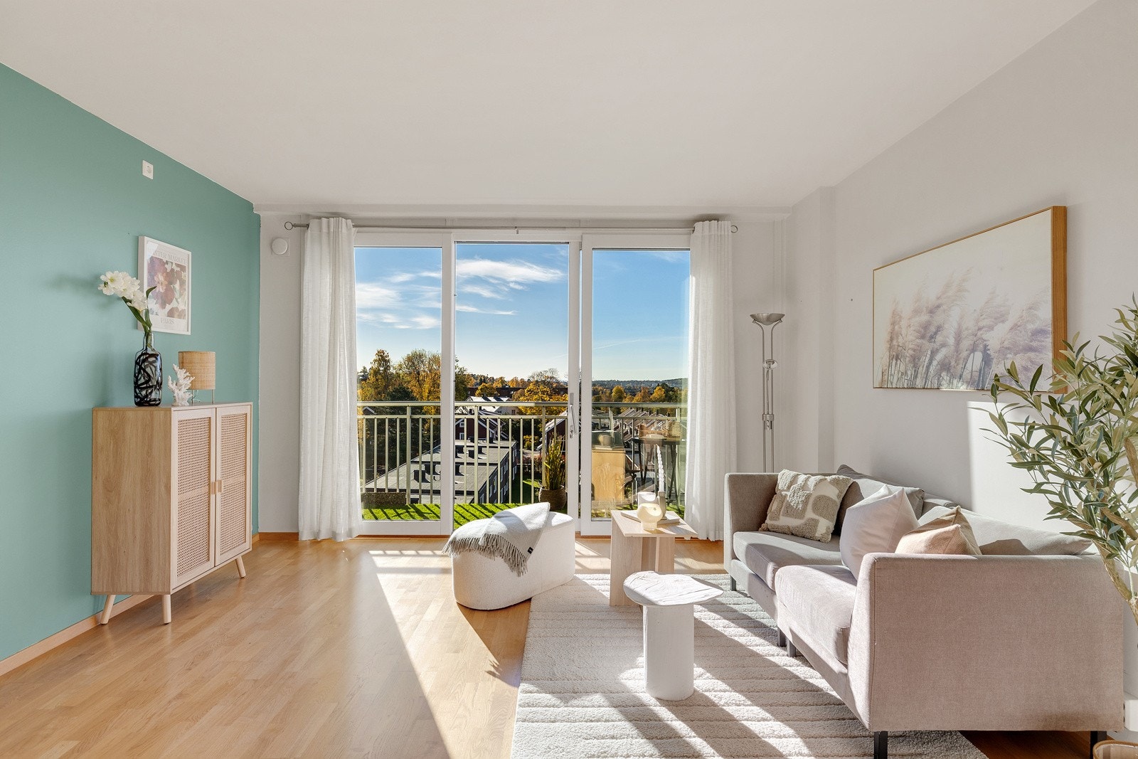 Leiligheten har en romslig stue med god plass til sofaseksjon og medievegg. Galleribilde