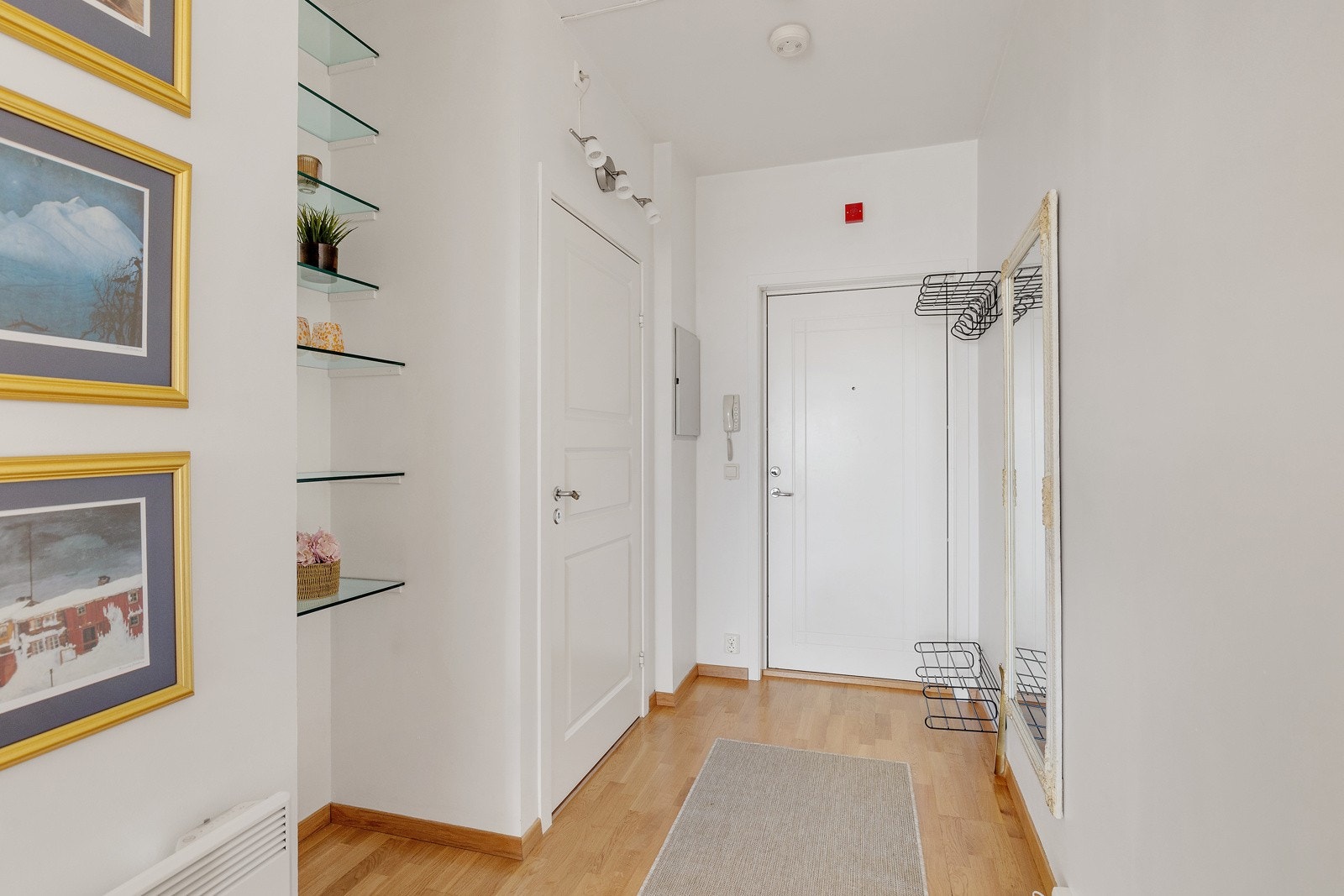 Det er gode oppbevaringsmuligheter for ytterklær og sko i entreen. Galleribilde