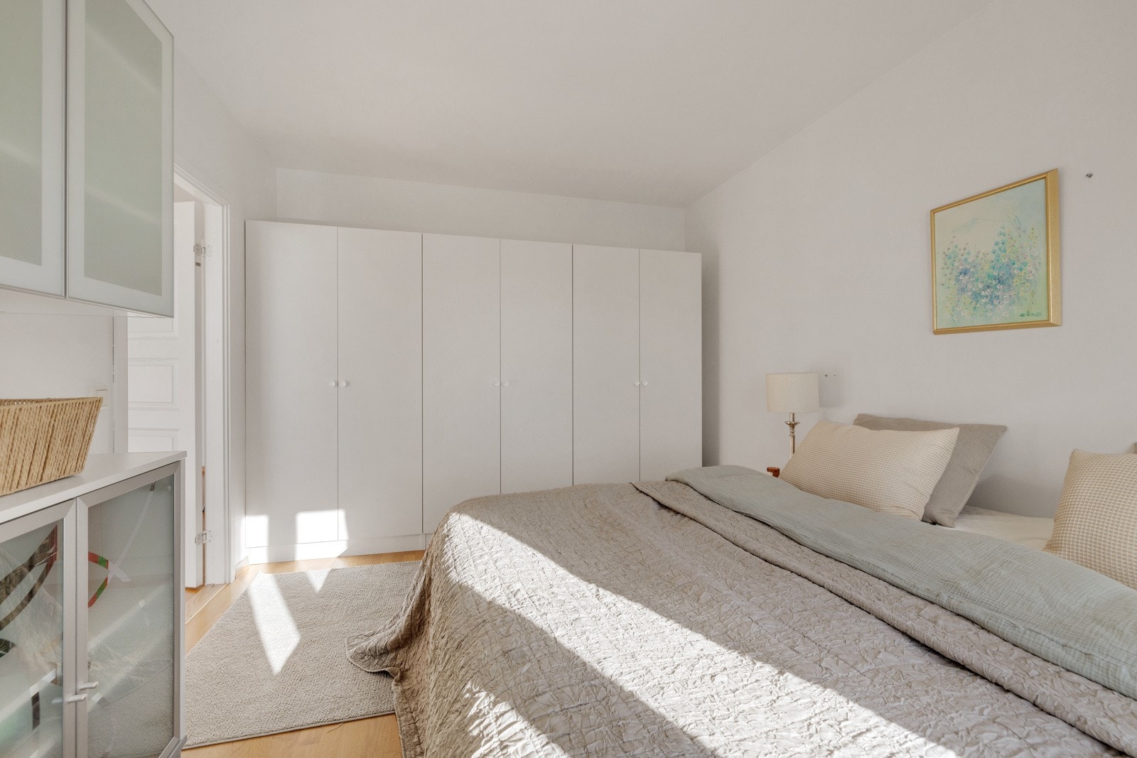 Det er rikelig med oppbevaringsmuligheter i store og romslige garderobeskap. Galleribilde