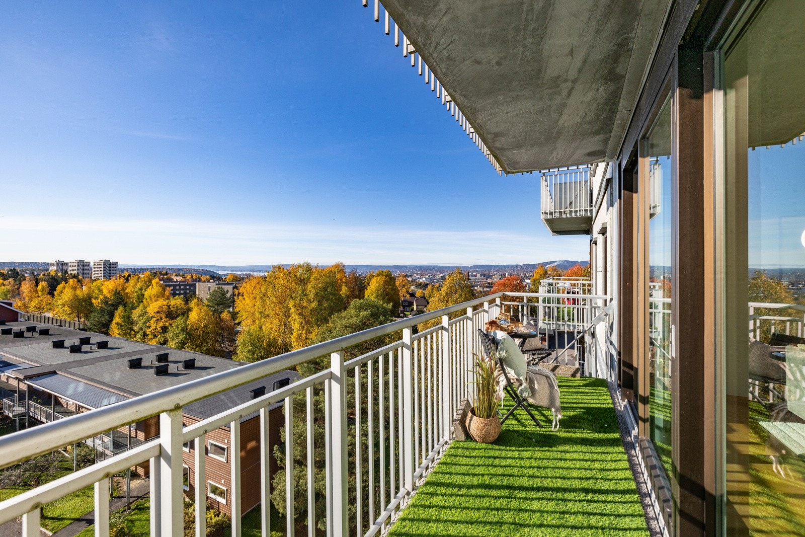 Balkongen gir deg en fantastisk utsikt mot nærområdet, samt flotte solforhold på ettermiddagen. Galleribilde