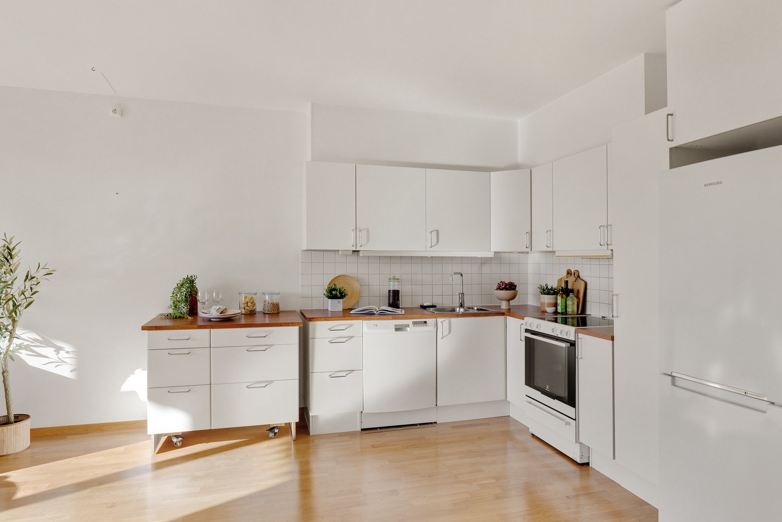 Kjøkkenet har slette fronter med laminat benkeplate, samt egen kjøkkenøy som kan plasseres etter eget ønske og behov. Galleribilde