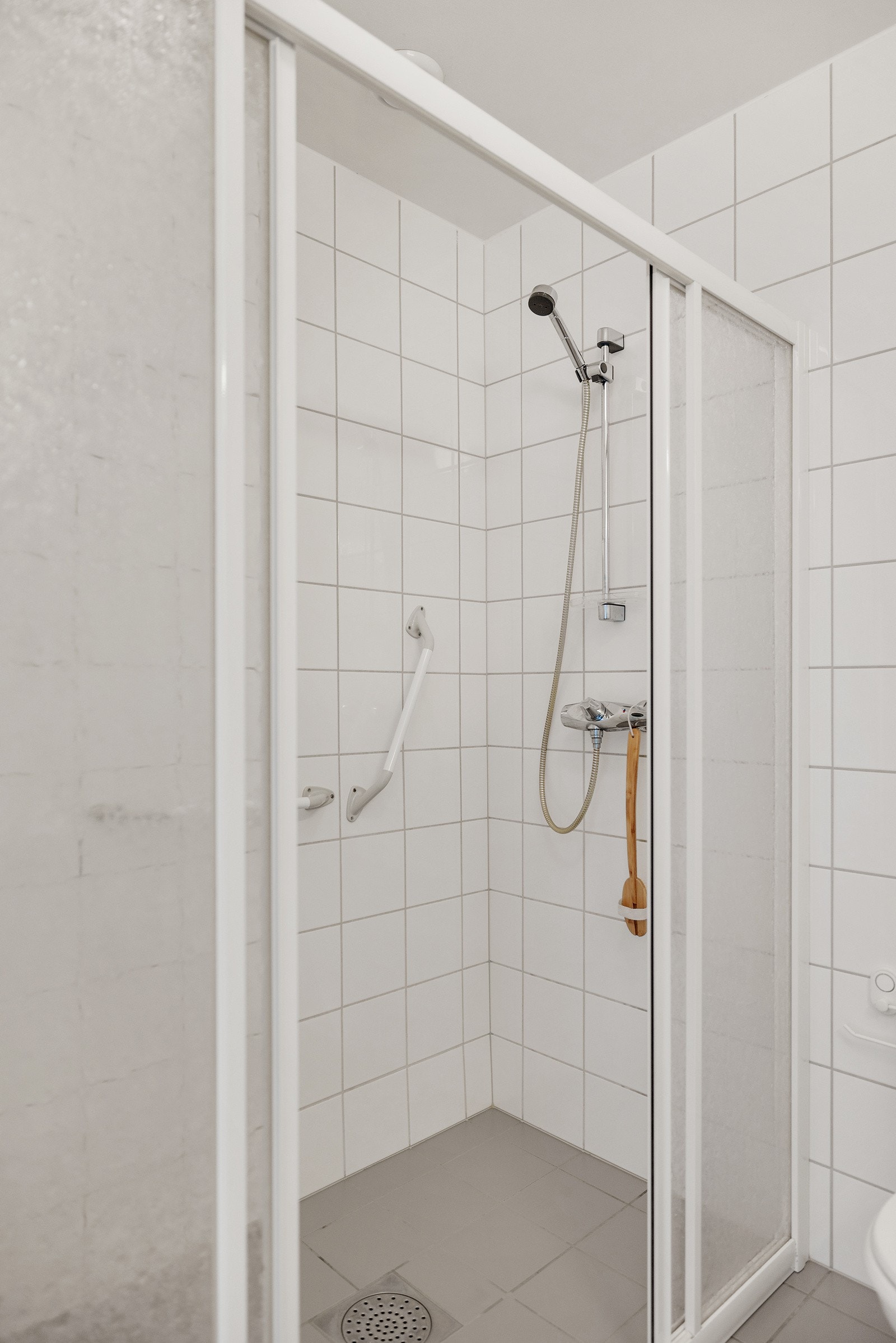 Badet har eget dusjhjørne med skyvedører. Galleribilde