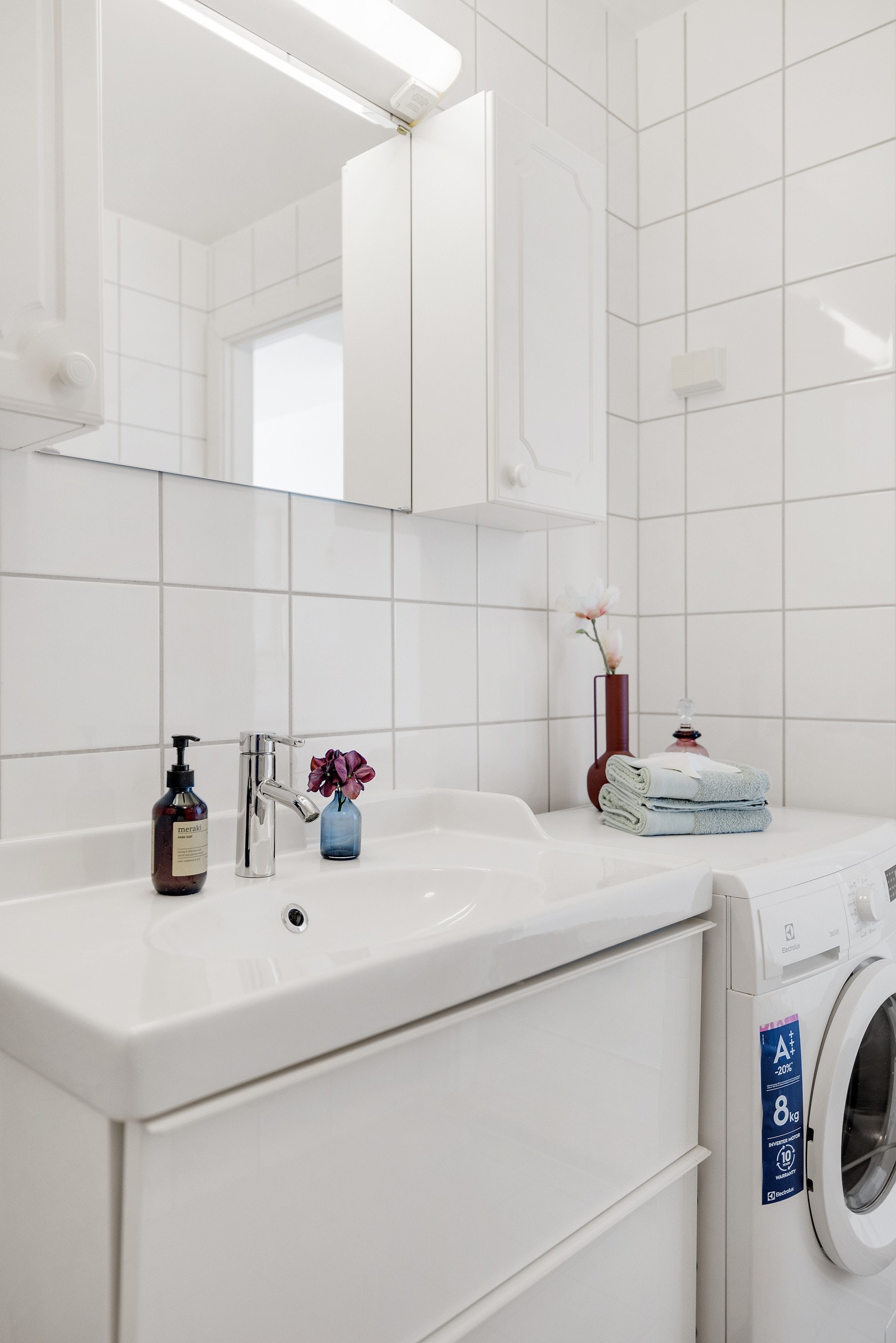 Badet er innredet med vegghengt servantinnredning med skuffer og ett-greps armatur. Galleribilde