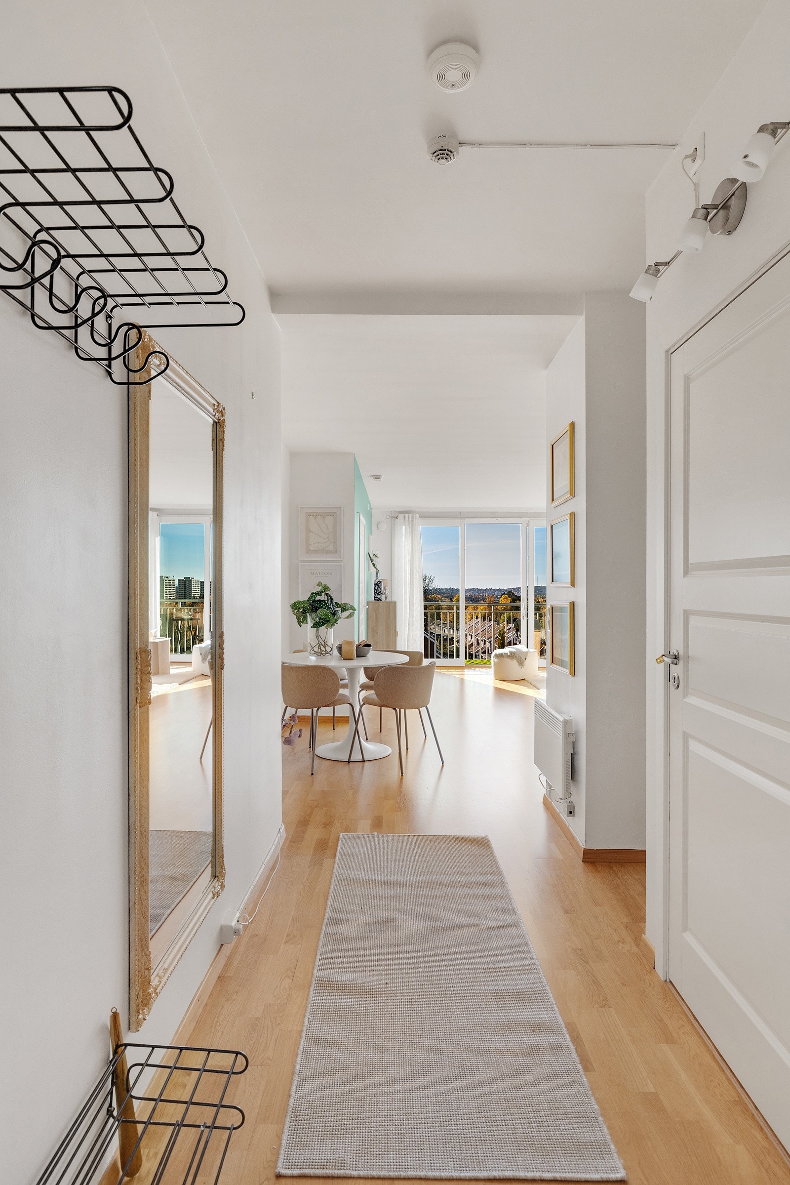 Entreen er et hyggelig første møte med leiligheten. Galleribilde