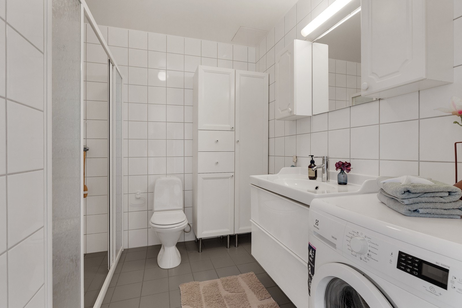 Badet er fra 2003 med flislagt gulv med gulvvarme. Galleribilde