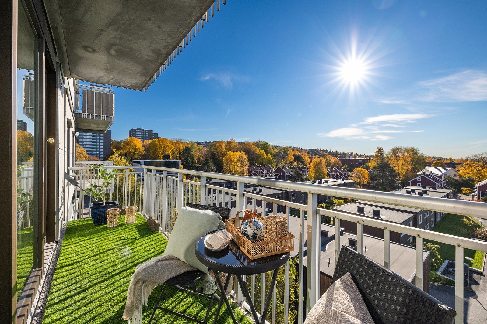 En lys og koselig 2-roms leilighet med flott sydvestvendt balkong og sentral beliggenhet på Haugerud. Galleribilde