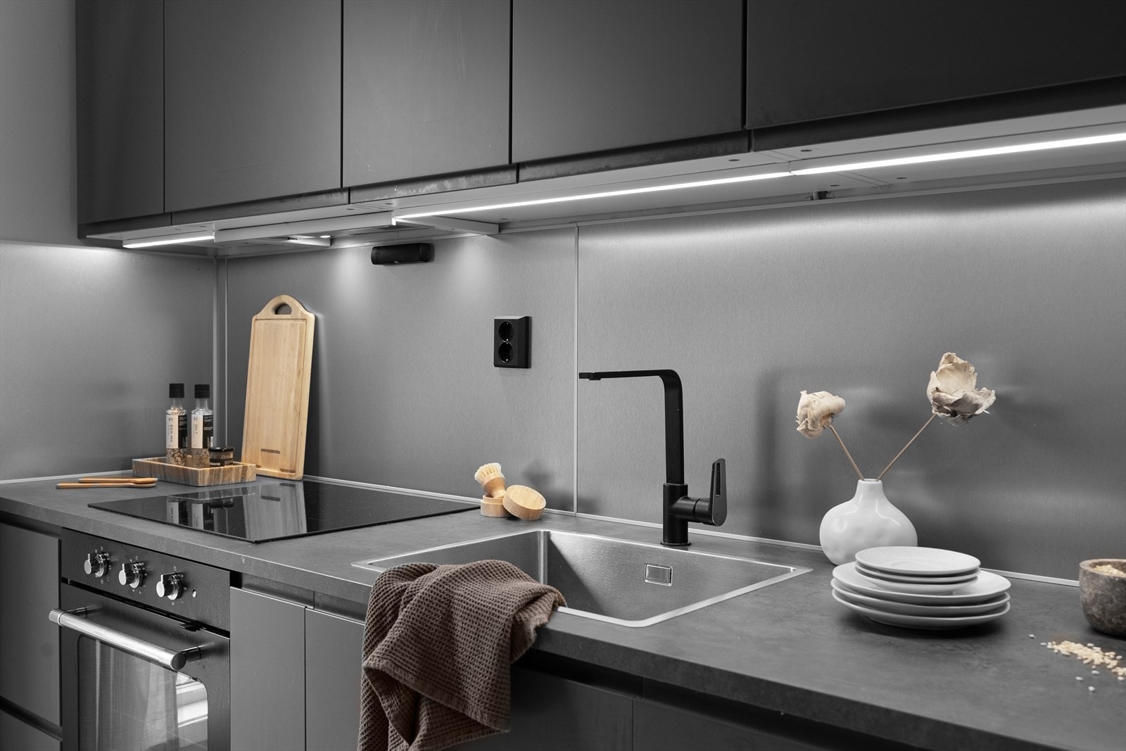 Stilrent og lekkert kjøkken med moderne design. Galleribilde