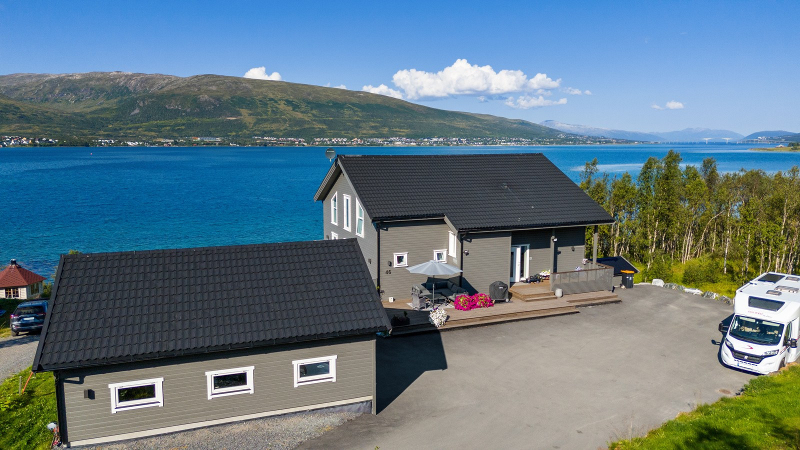 Fra flere av husets rom kan du nyte en nydelig utsikt over havet.