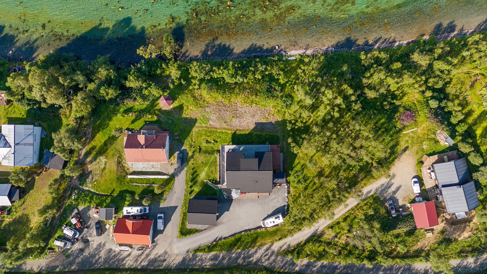 Eiendommen har garasje og stor hage med god plass for både lek, rekreasjon og hageaktiviteter.