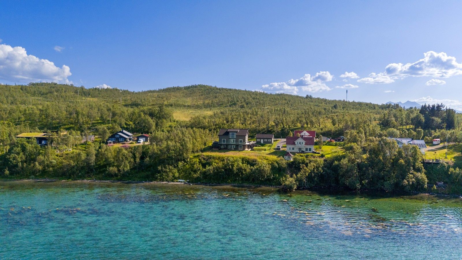 Det er gode sol/lysforhold og flott havutsikt og utsikt mot Kvaløya.