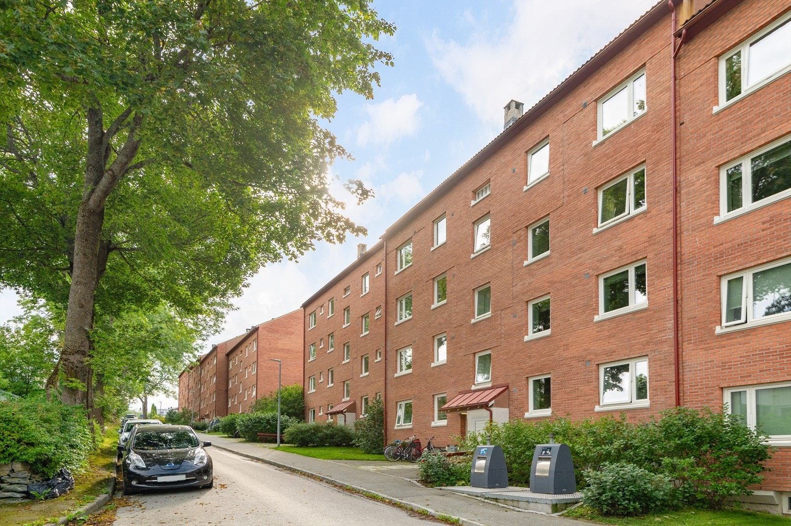 Fra leiligheten har du kort gangavstand til serivcefasiliteter som dagligvarebutikker, treningssenter, shoppingmuligheter på City Lade, flotte turområder og kollektivtransport. Galleribilde