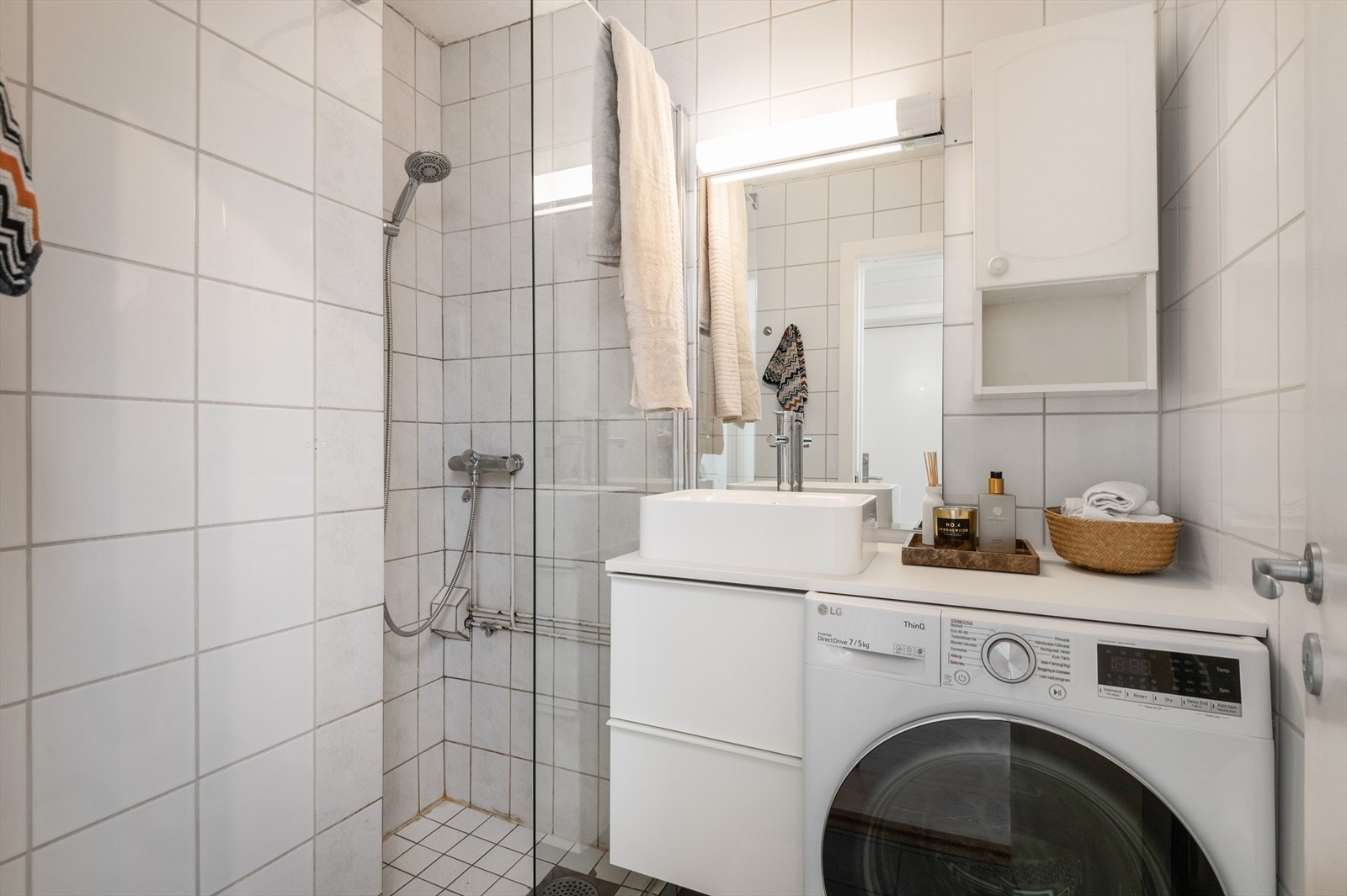 Badet er flislagt og har varmekabler i gulv. Ny servant og servantarmatur, samt opplegg for vaskemaskin etablert i 2024. Galleribilde