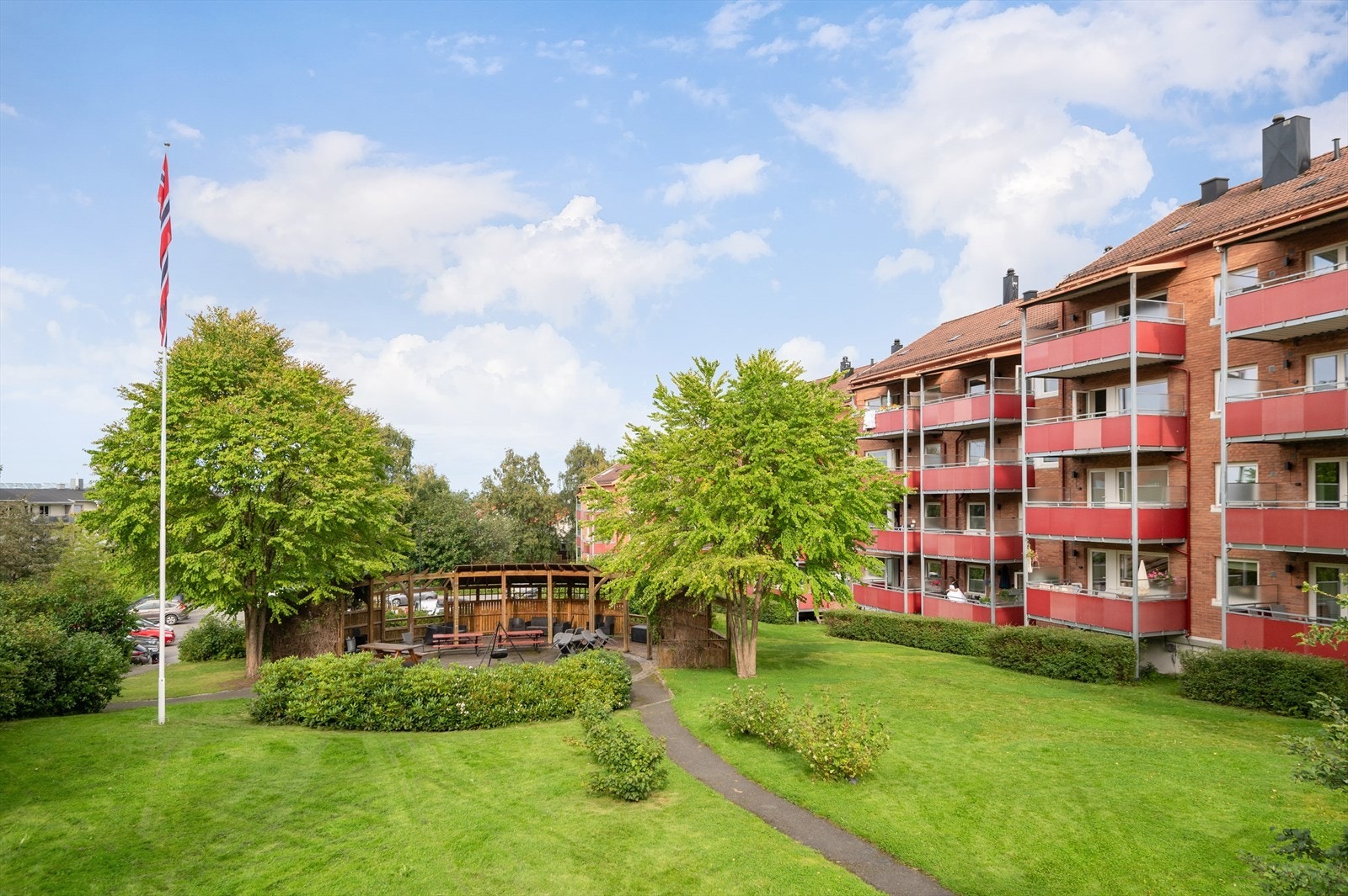 Velkommen til Fagerheim alle 40 - En lekker og oppgradert 3-roms leilighet i moderne stil og etterspurt beliggenhet på Fagerheim. Galleribilde