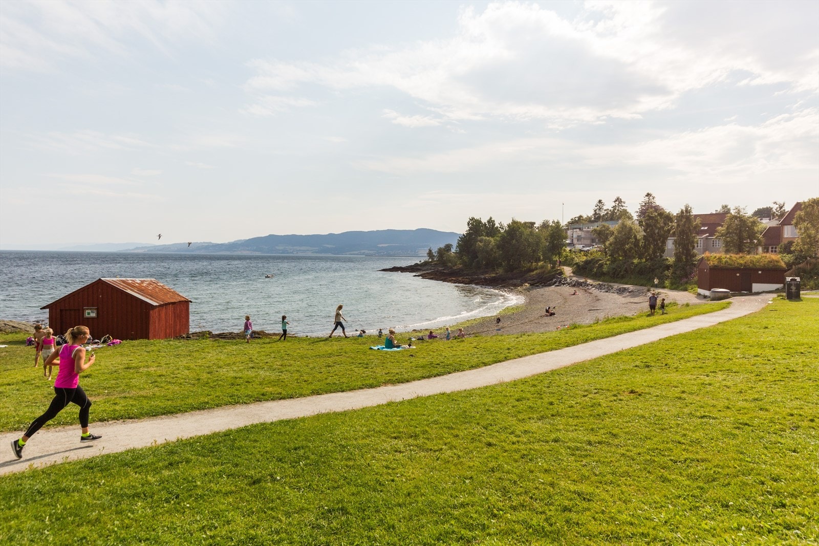 Fagerheimbukta ligger bare et steinkast unna boligen, her kan du starte på Ladestien i to retninger. Galleribilde