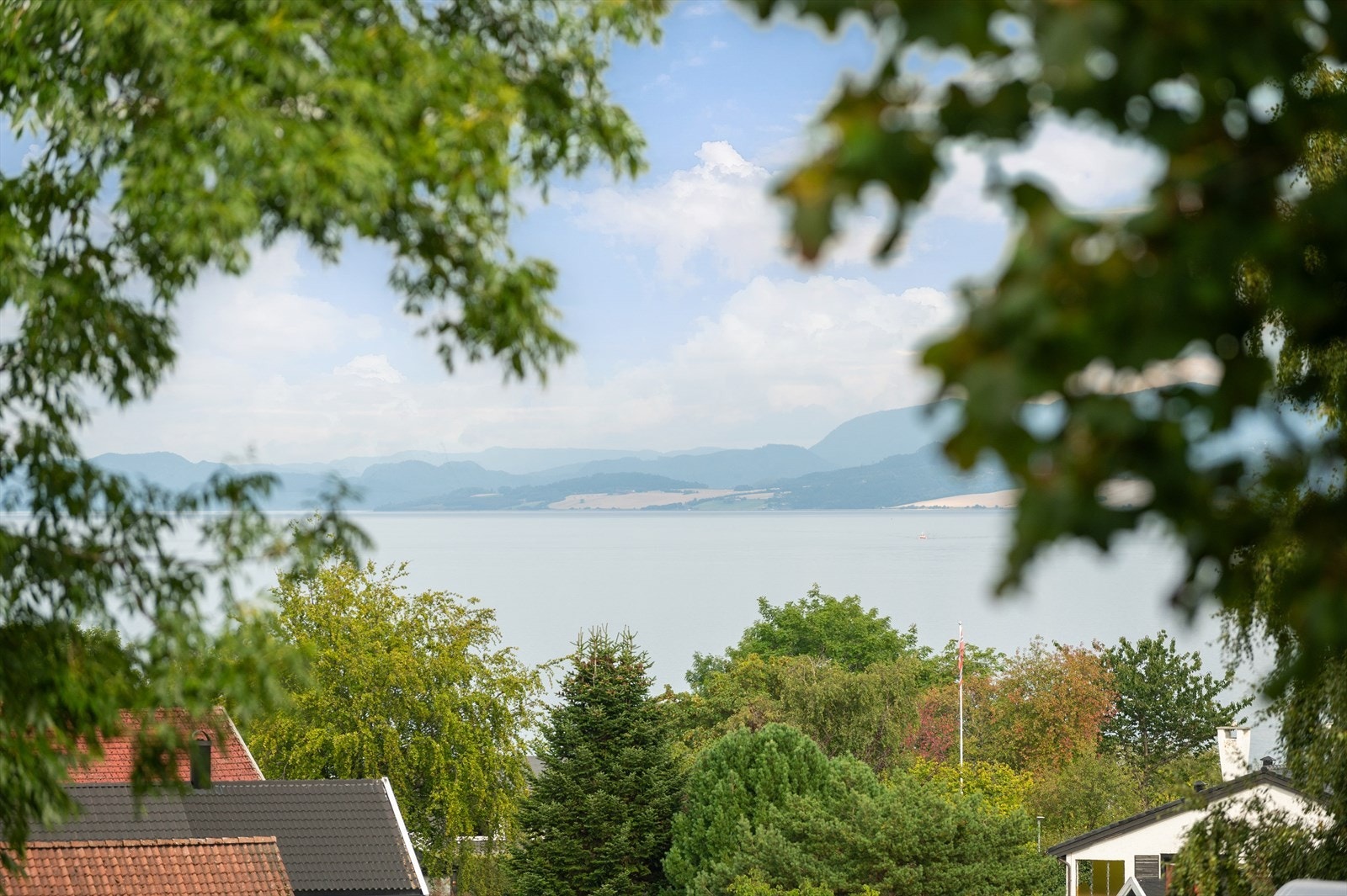 Utsikt med gløtt mot Trondheimsfjorden. Galleribilde