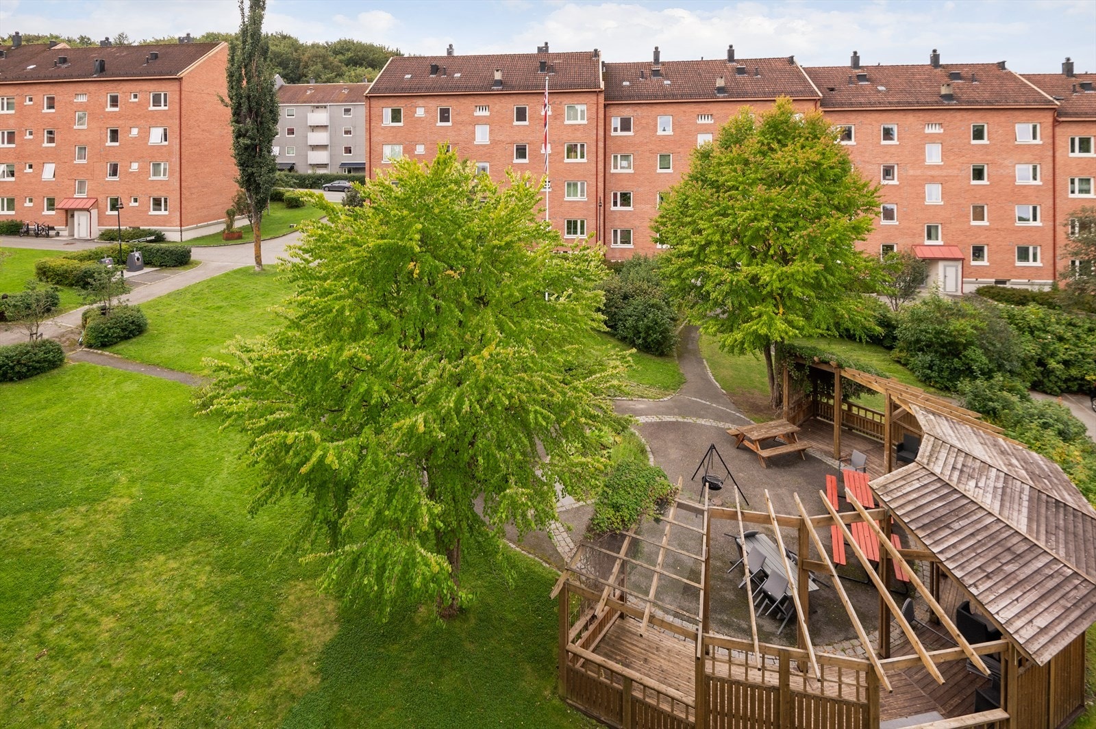 Utsikt mot borettslagets parkmessig opparbeidede grøntarealer, som også sørger for ro på verandaen og minimal trafikkstøy. Galleribilde