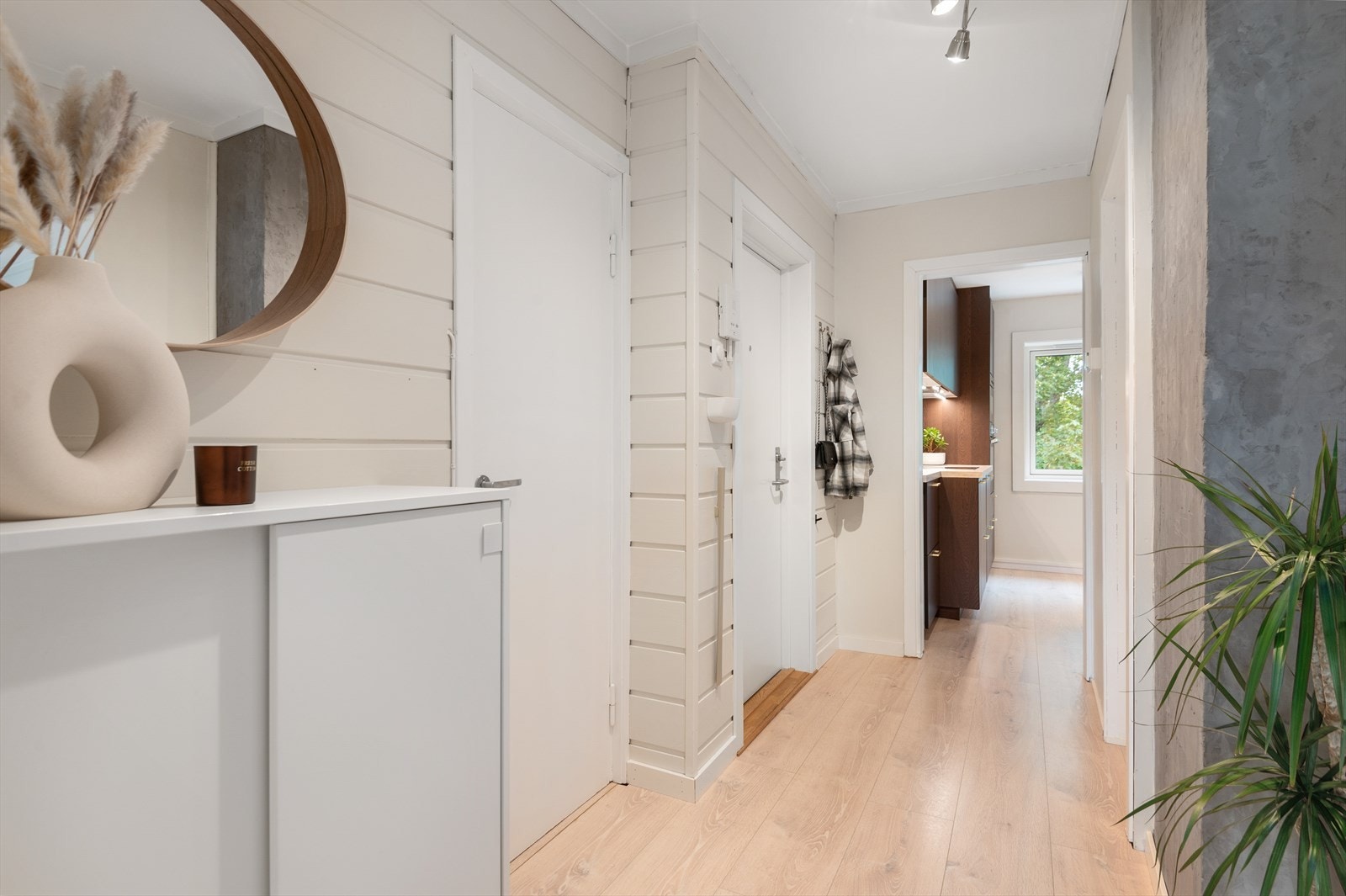 Leiligheten består av entre/gang, 2 soverom, bad, stue, lekkert kjøkken, separat toalettrom og flott balkong. Galleribilde