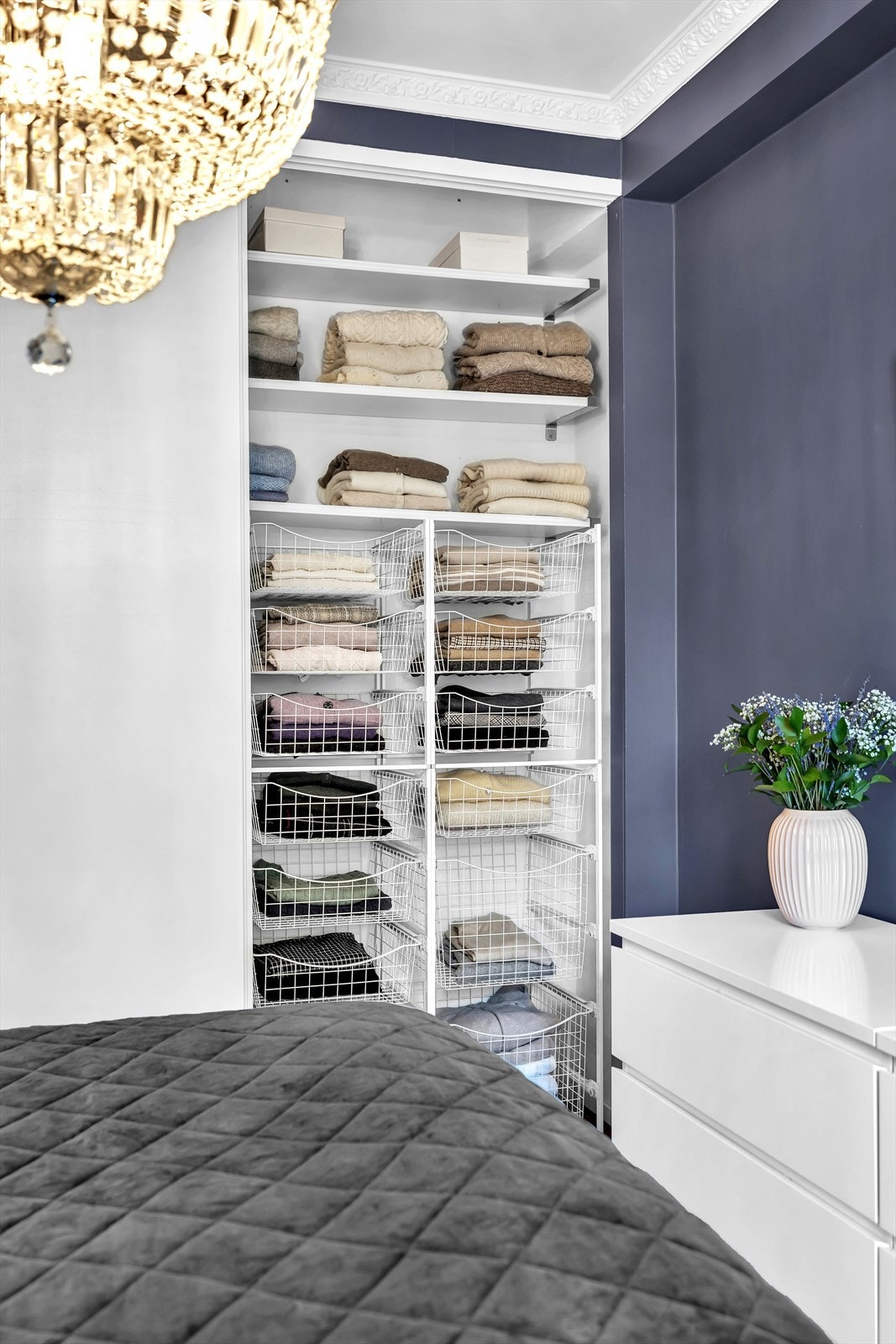 I andre enden av skapet er det praktiske tråkurver og hyller. Galleribilde