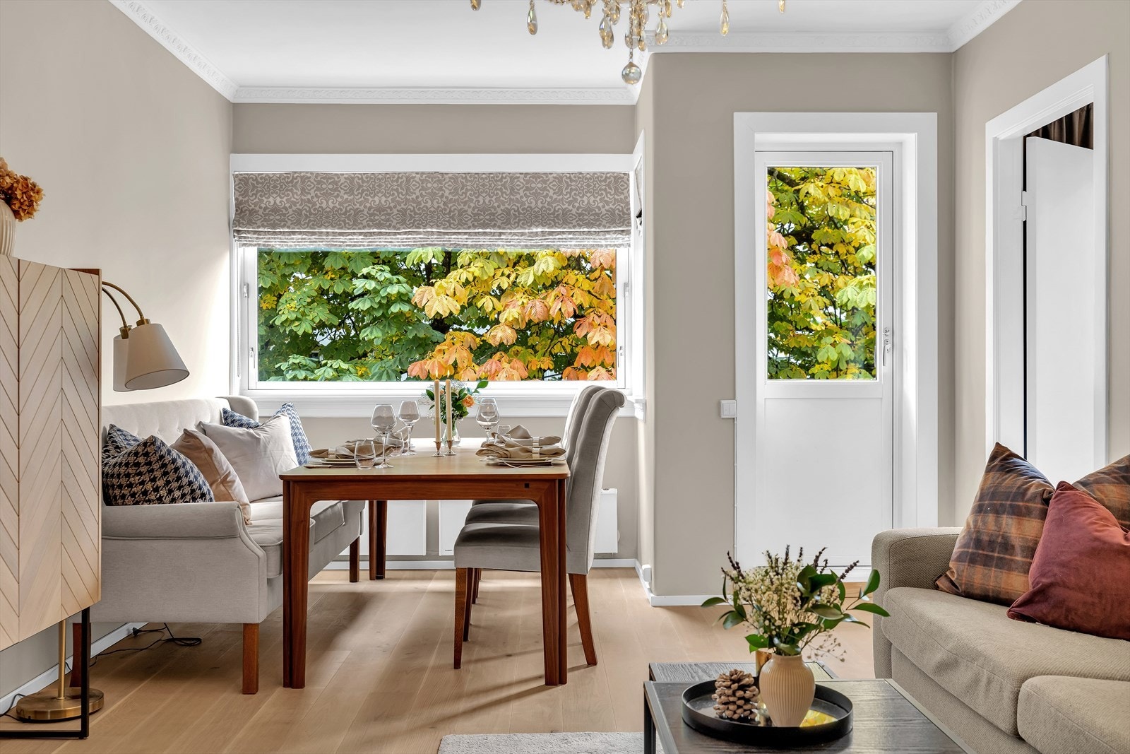 Fra stuen er det utgang til sydvendt balkong på 3 kvm. Galleribilde