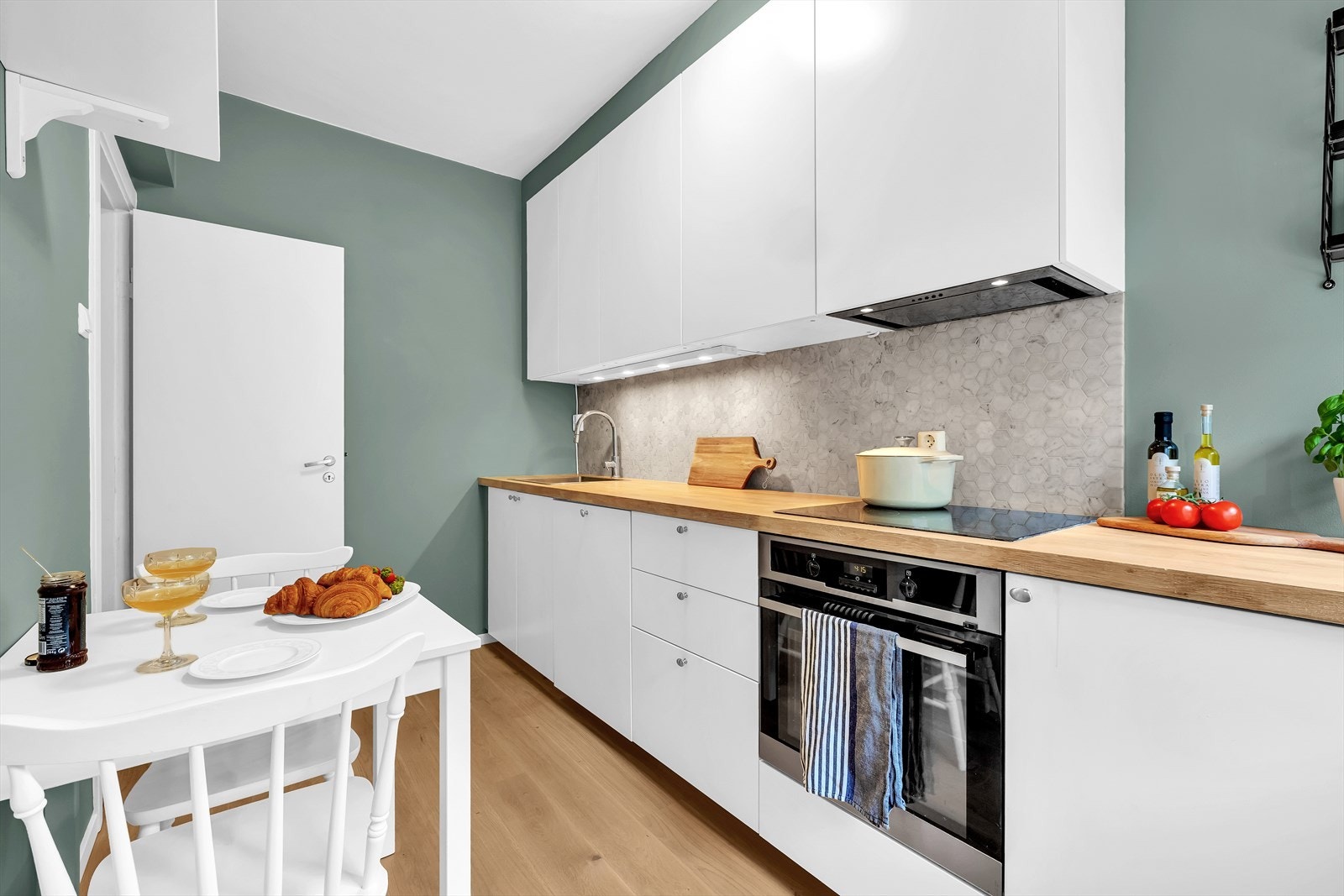 Svært godt med skap- og benkeplass. Benkeplate i tre med rustfri oppvaskkum Galleribilde