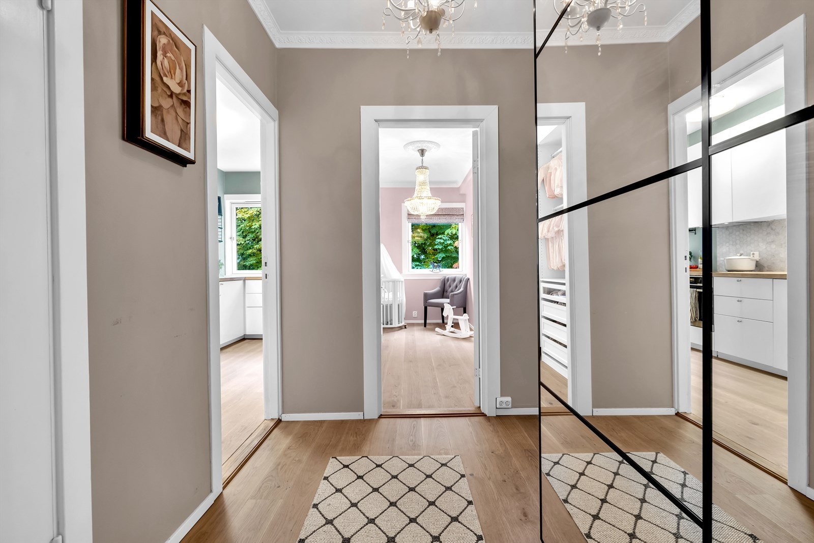 Entré med stort garderobeskap med speilfronter. Galleribilde