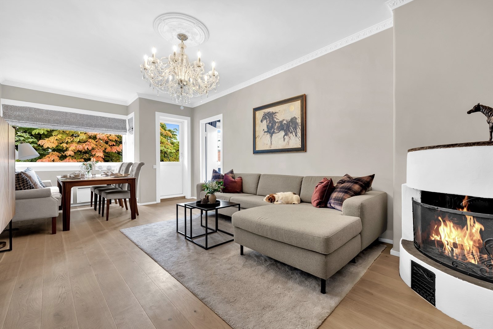 En svært innbydende og attraktiv 3-roms med sydvendt balkong, heisadkomst, peis og svært attraktiv beliggenhet på Frogner. Galleribilde