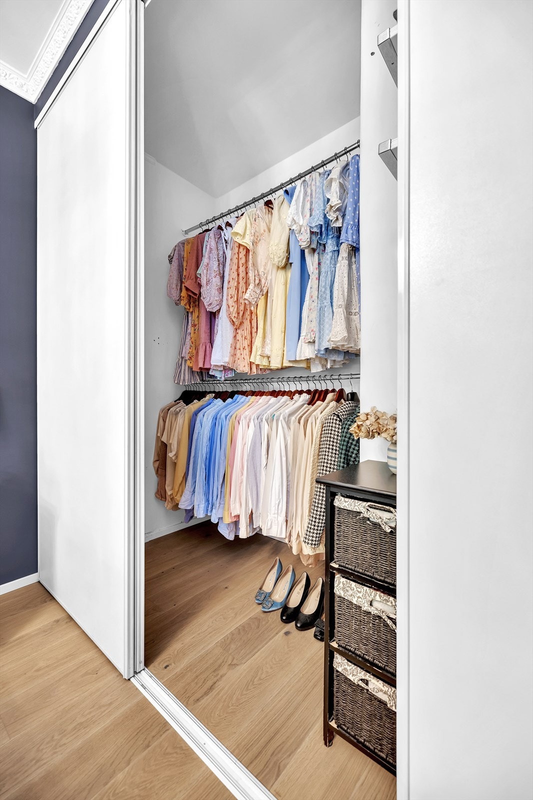 Svært romslig skap med plass til både klær, sko, kofferter og det man måtte ønske å gjemme unna. Galleribilde