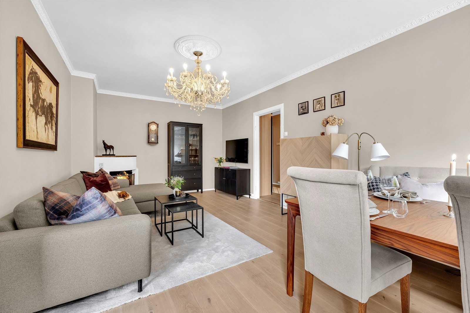 Leiligheten er oppusset de siste årene og har fått stukkatur og rosetter i enkelte rom, malte flater og nytt gulv. Galleribilde