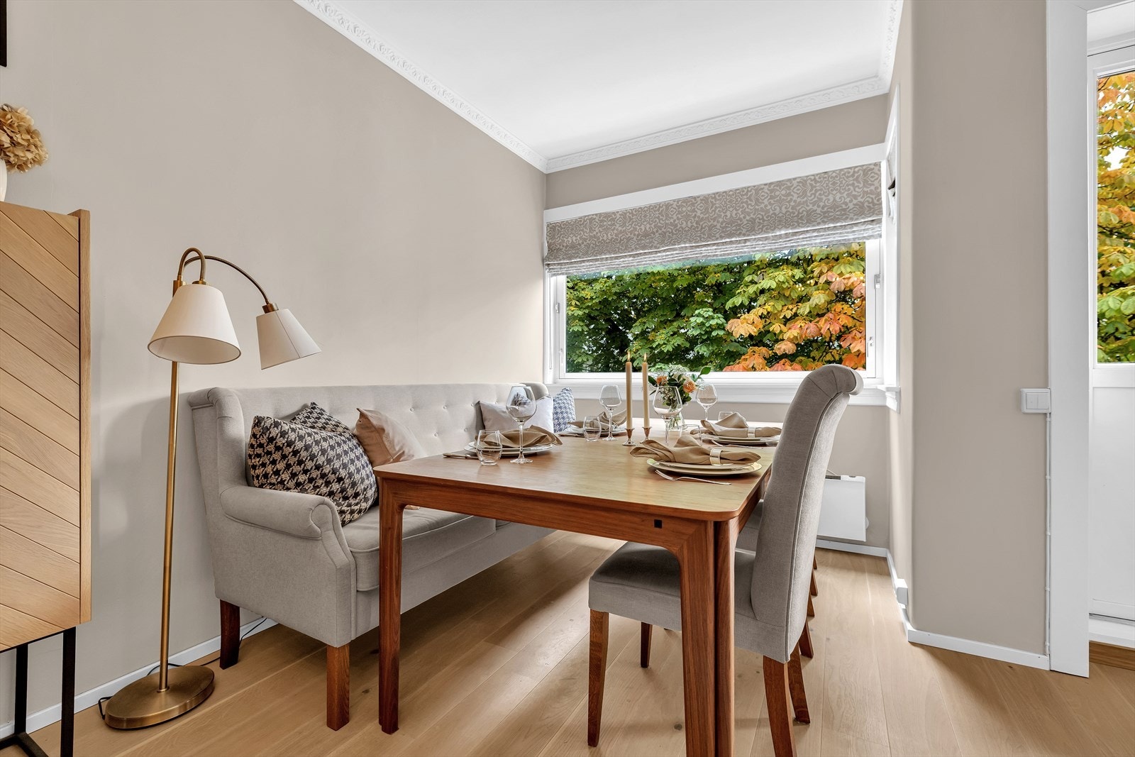 God plass til stort spisebord og mange gjester. Galleribilde