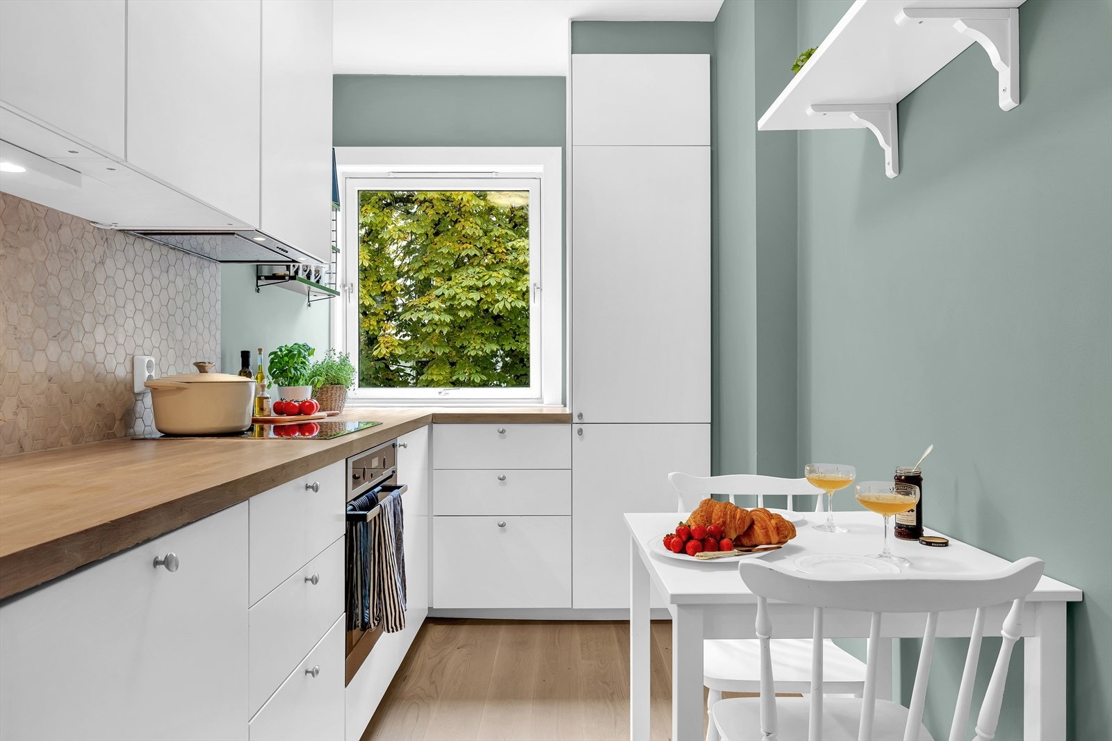 Her er det integrerte hvitevarer som stekeovn, koketopp, oppvaskmaskin og kjøl/frys. Galleribilde