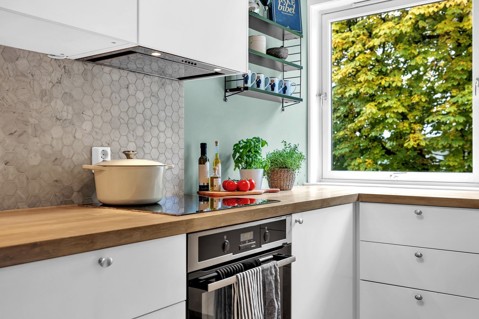 Kjøkkenet ble pusset opp i 2014 og fikk nye marmorfliser over benkeplaten fra 2017. Rommet er også malt siste årene. Galleribilde