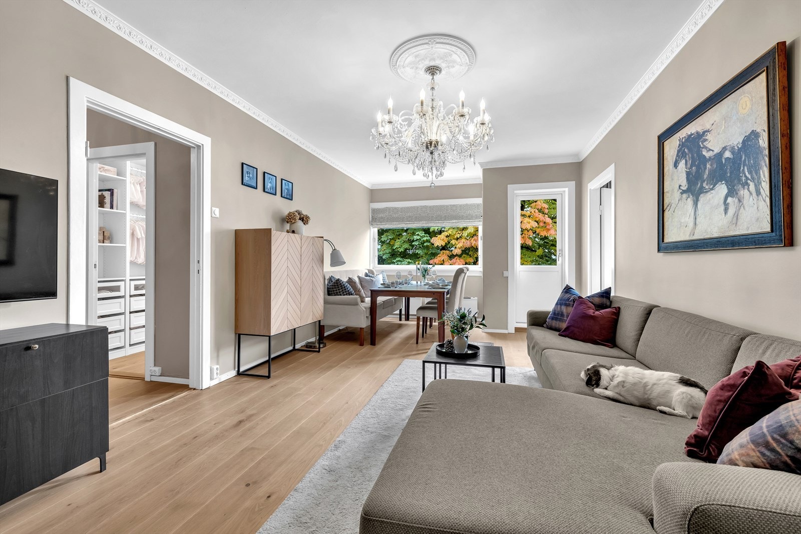 Flott stue med god plass til spisebord og sofagruppe med bord. Galleribilde