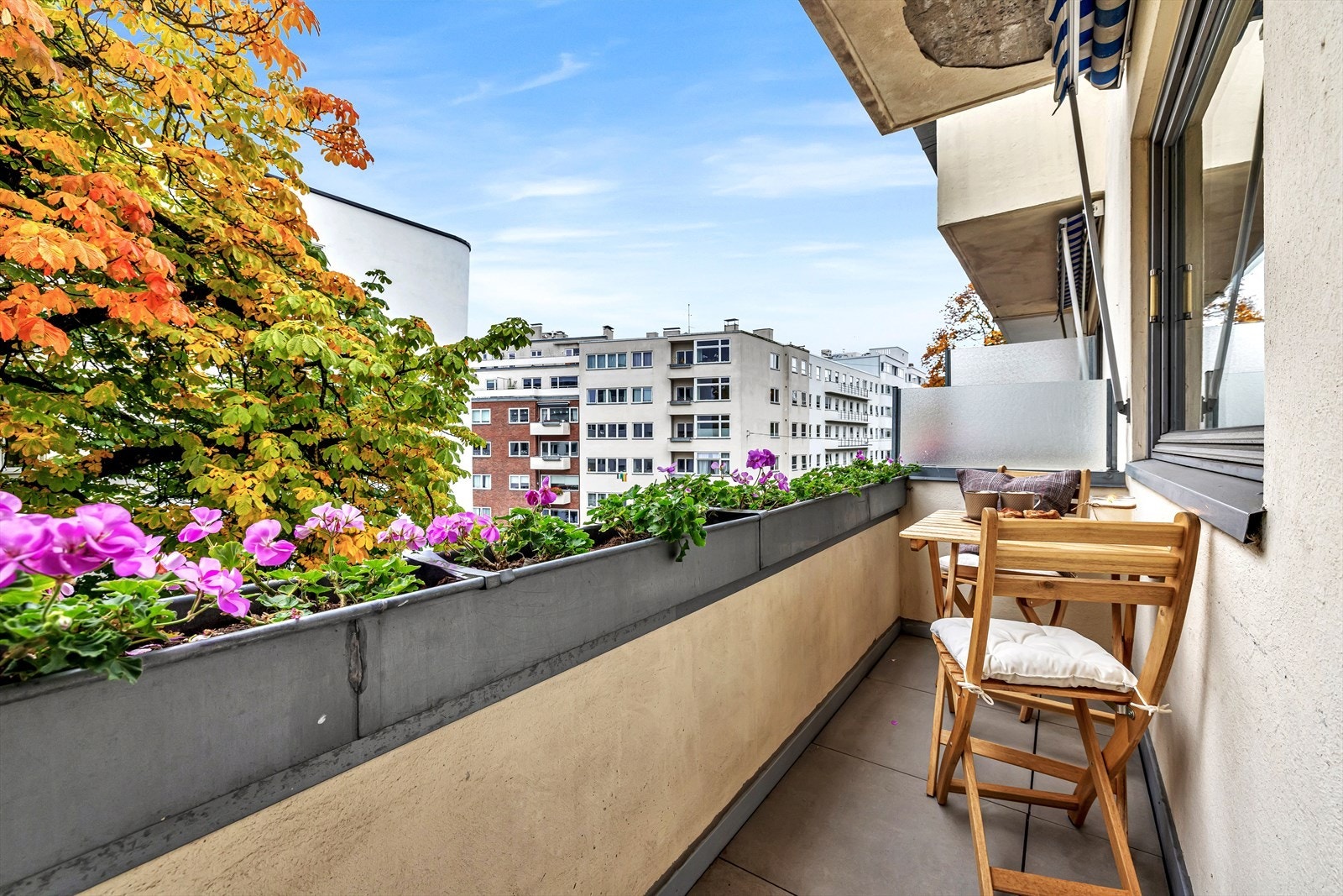 Sommerstid fremstår omgivelsene svært grønne og skjermet. Galleribilde