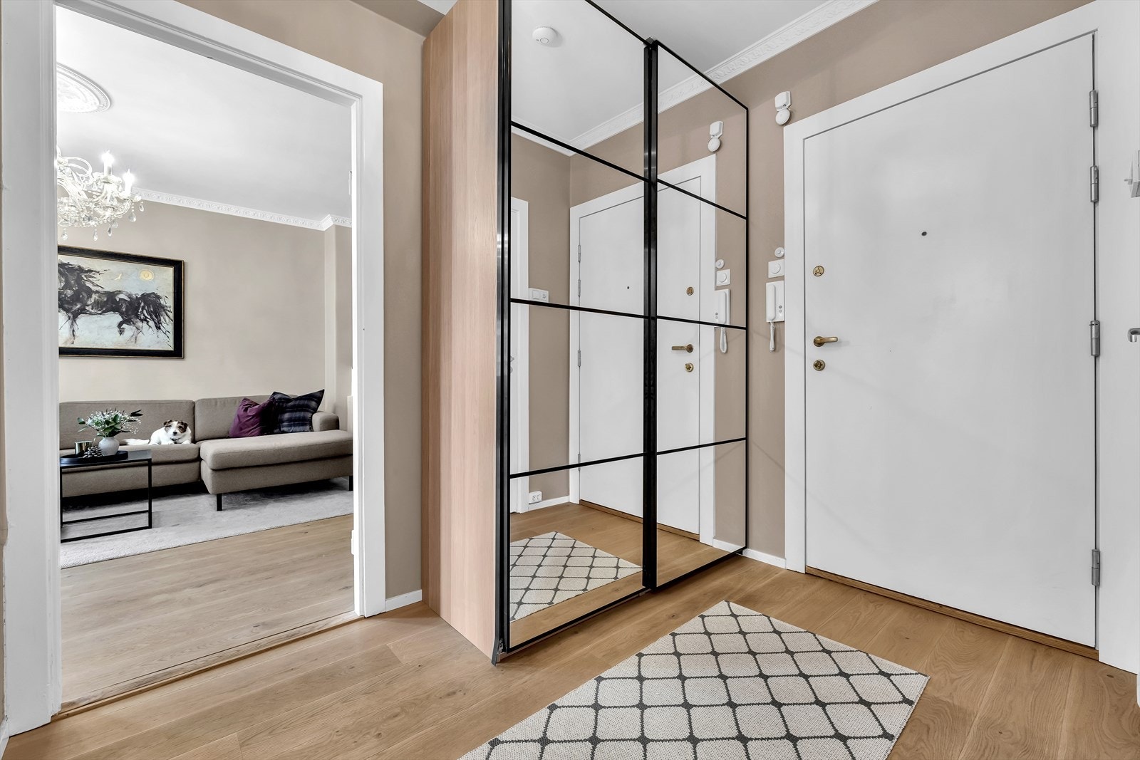 Stort garderobeskap med speilfronter i entréen. Galleribilde