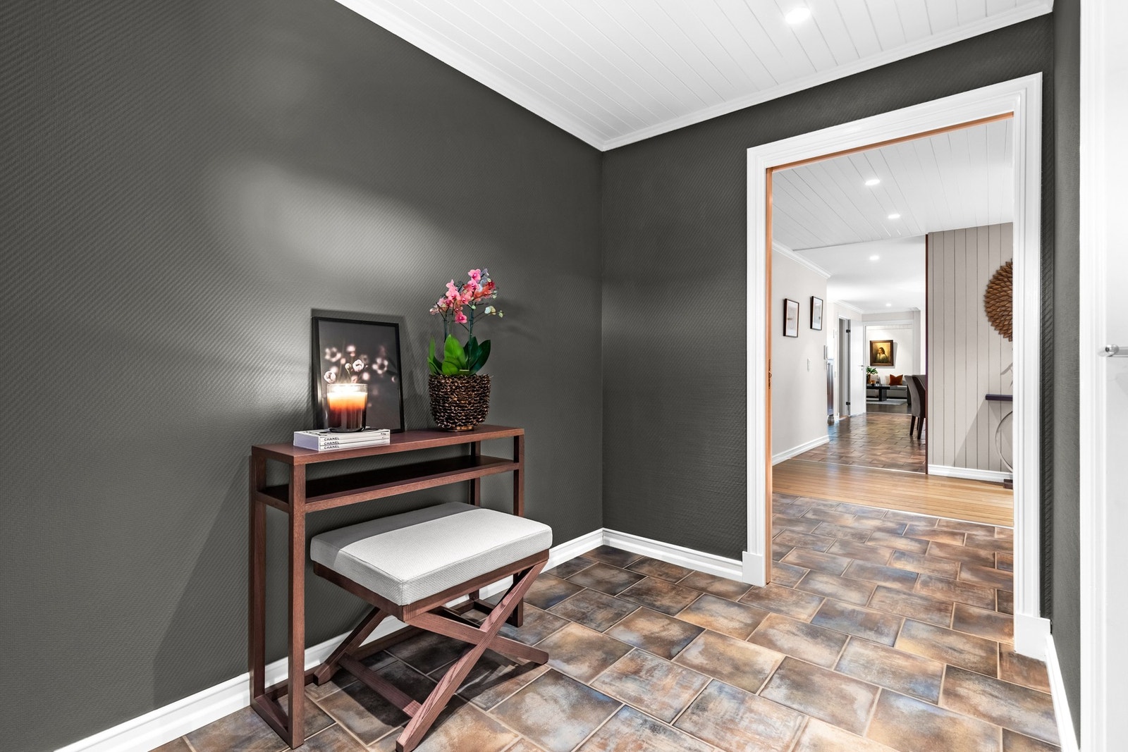 Ved ankomst til eiendommen møter man et inngangsparti som umiddelbart gir et godt førsteinntrykk Galleribilde